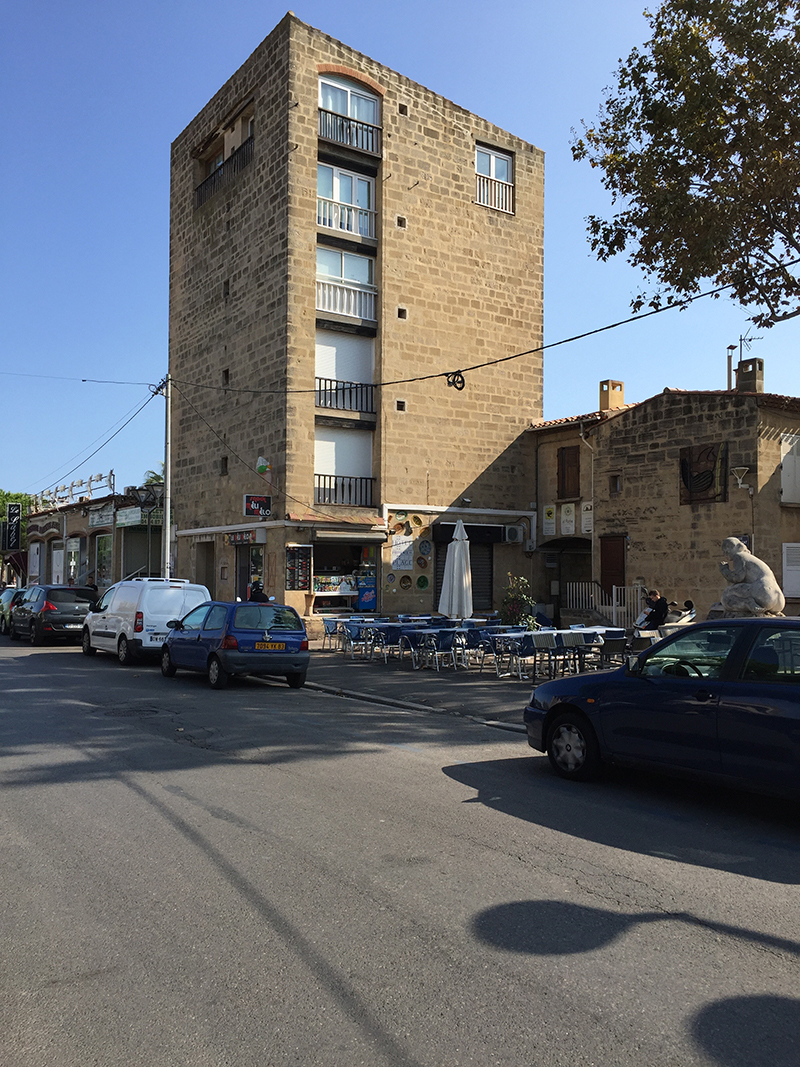 Der sechstöckige Turm des Hotels Provence steht prominent im Feriendorf von Les Sablettes.