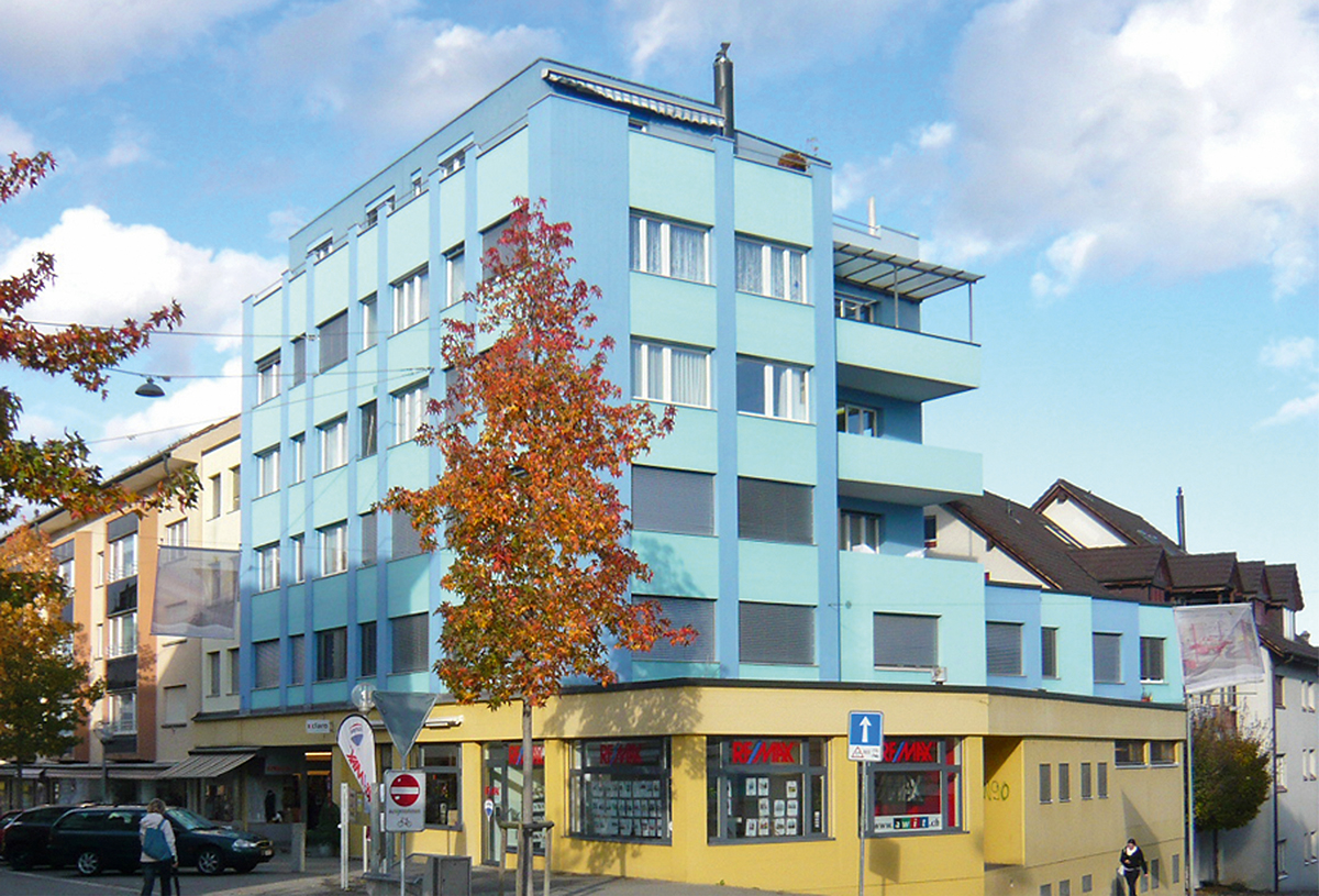 Vor dem Umbau: blauer Block auf gelbem Sockel.