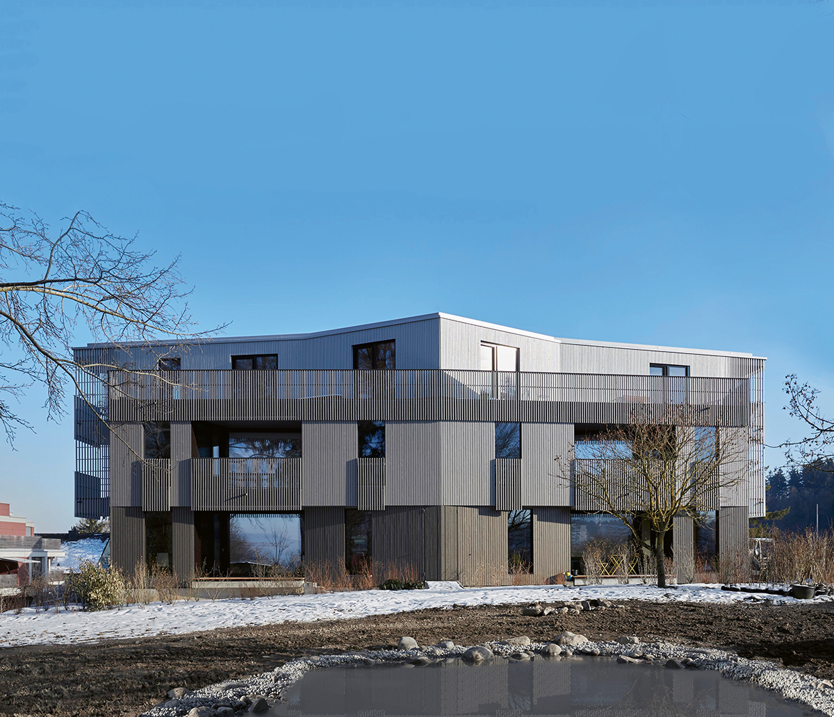 Der Bau wirkt wie eine moderne Hochseejacht. Die Fassadenfarbe verändert sich je nach Tageslicht und schimmert von silbern bis schlamm.