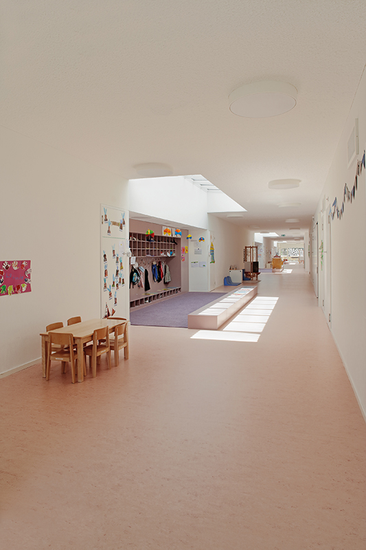 Der Korridor dient den Kindern als Spielstrasse.