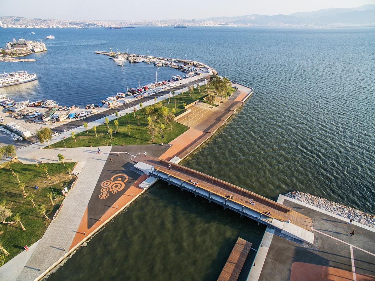 Ponte pedonale e sunset lounge, Bostanlı (TR)