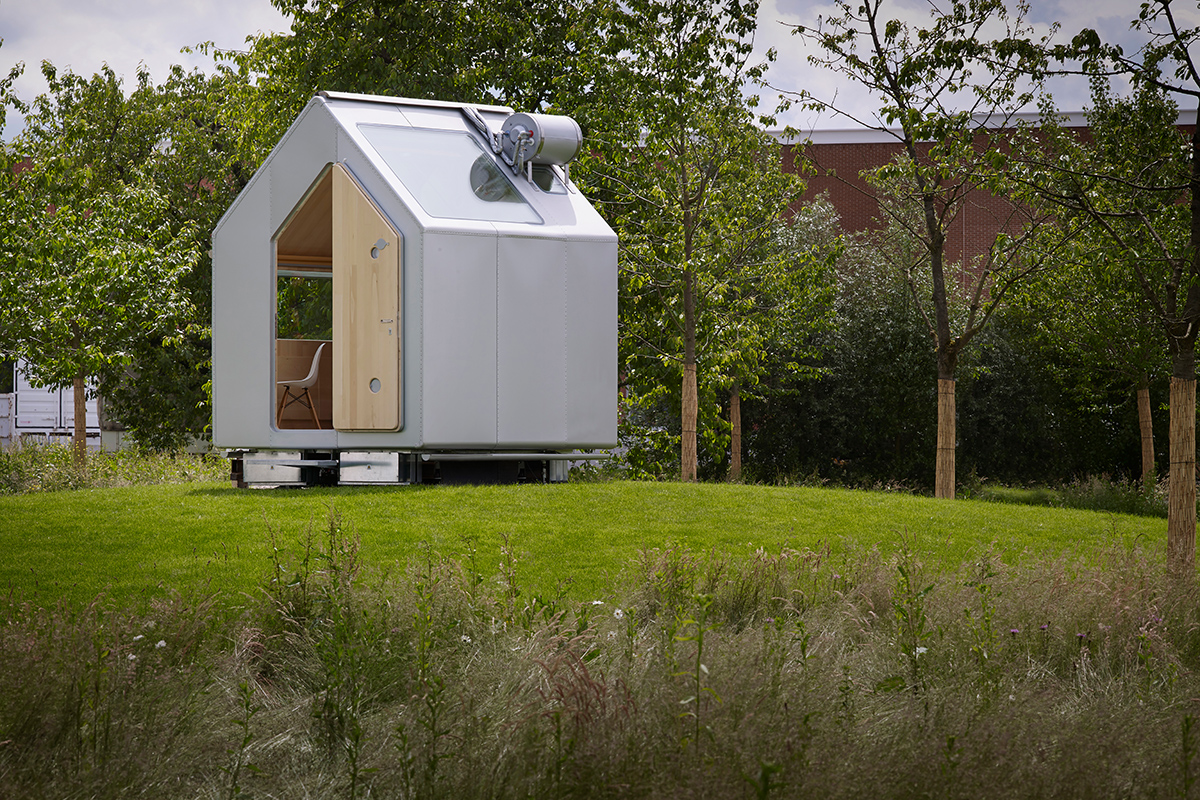 Ein Ort zum Sein und Bleiben: die Cabane «Diogene» aus Holz und rezykliertem Aluminium, die Renzo Piano für Vitra in Weil am Rhein geschaffen hat. Auf 2.40 x 3.00 m Grundfläche sind ein Wohnraum, Küche und Bad untergebracht.