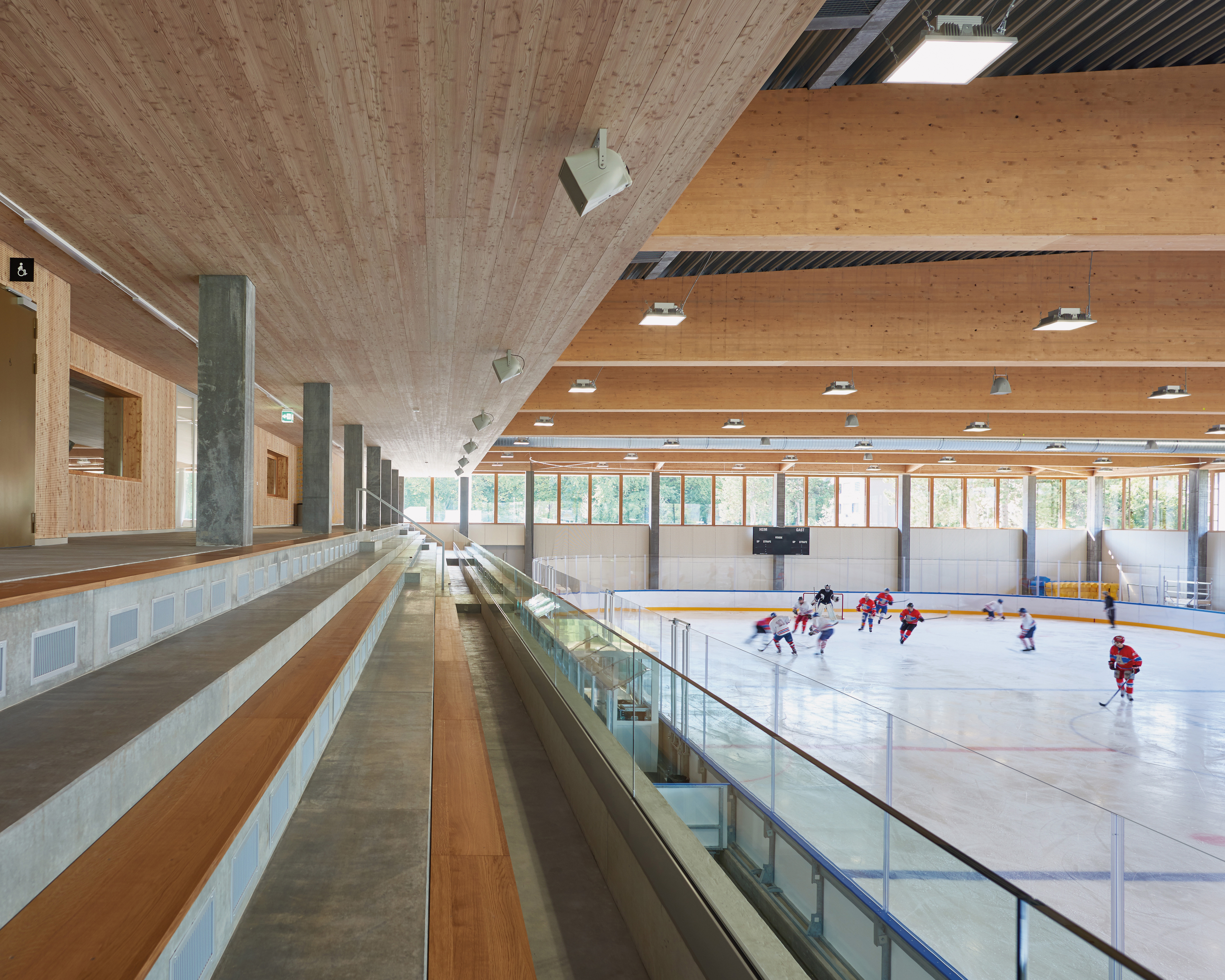 La patinoire de 29 m de large est surmontée de poutres en bois lamellé de 35 m de long.