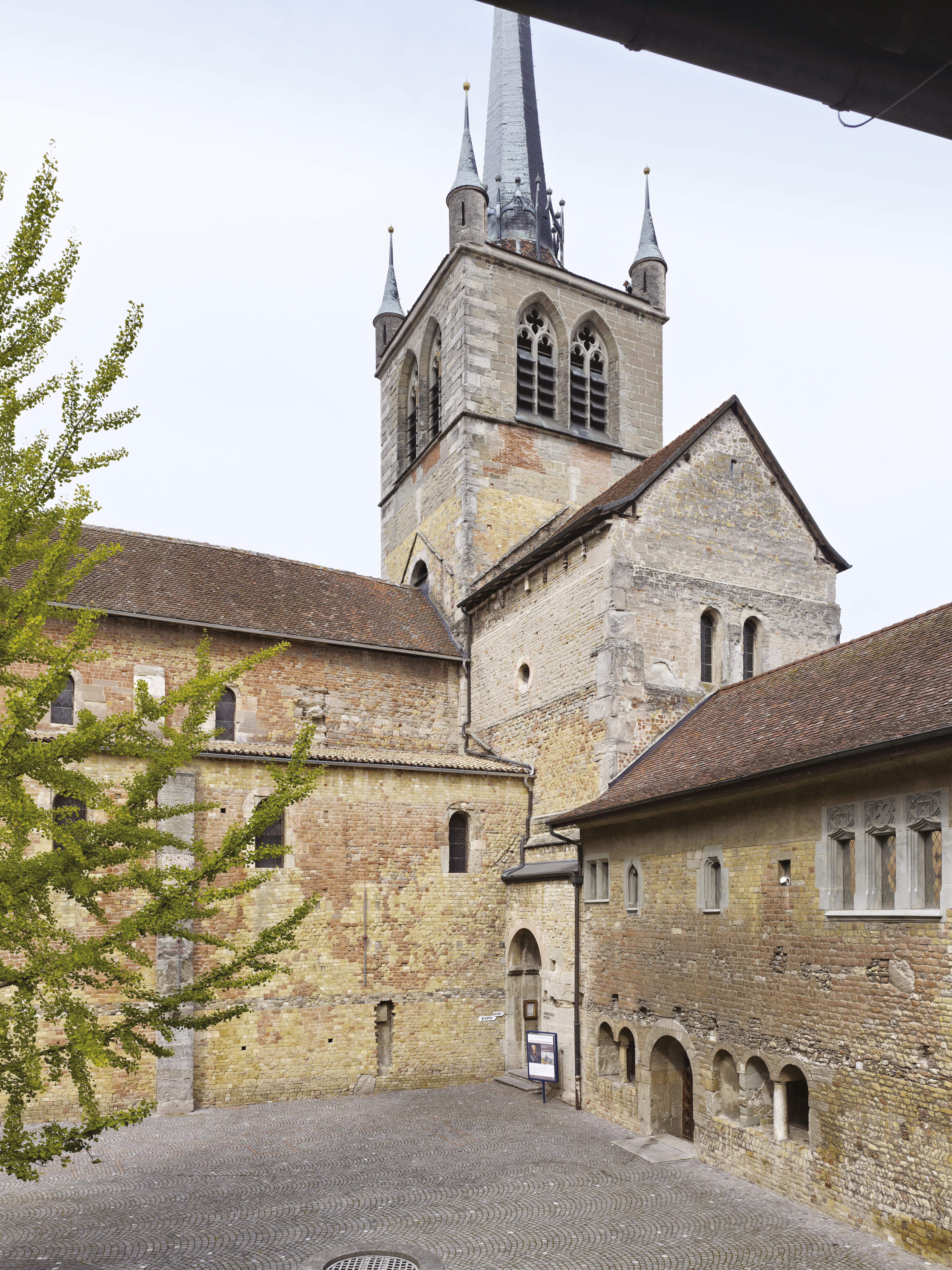 L’abbatiale de Payerne, avec à gauche son bas-côté sud