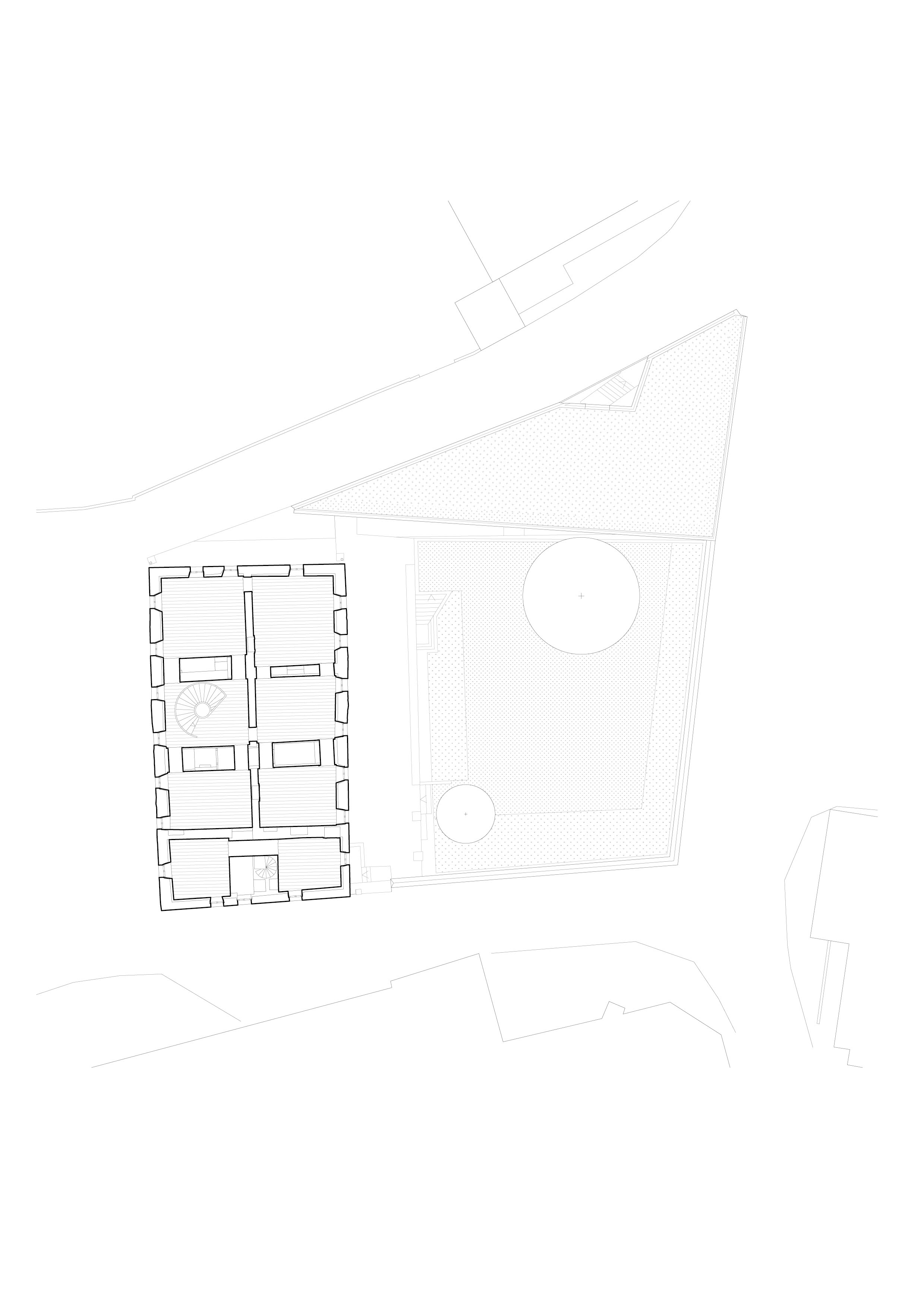 La structure originelle du plan, avec ses pièces commandées et ses portes en enfilade, est préservée. Certains refends sont épaissis pour accueillir des équipements : ascenseur, monte-charge..., et servir de sas entre deux cabinets médicaux