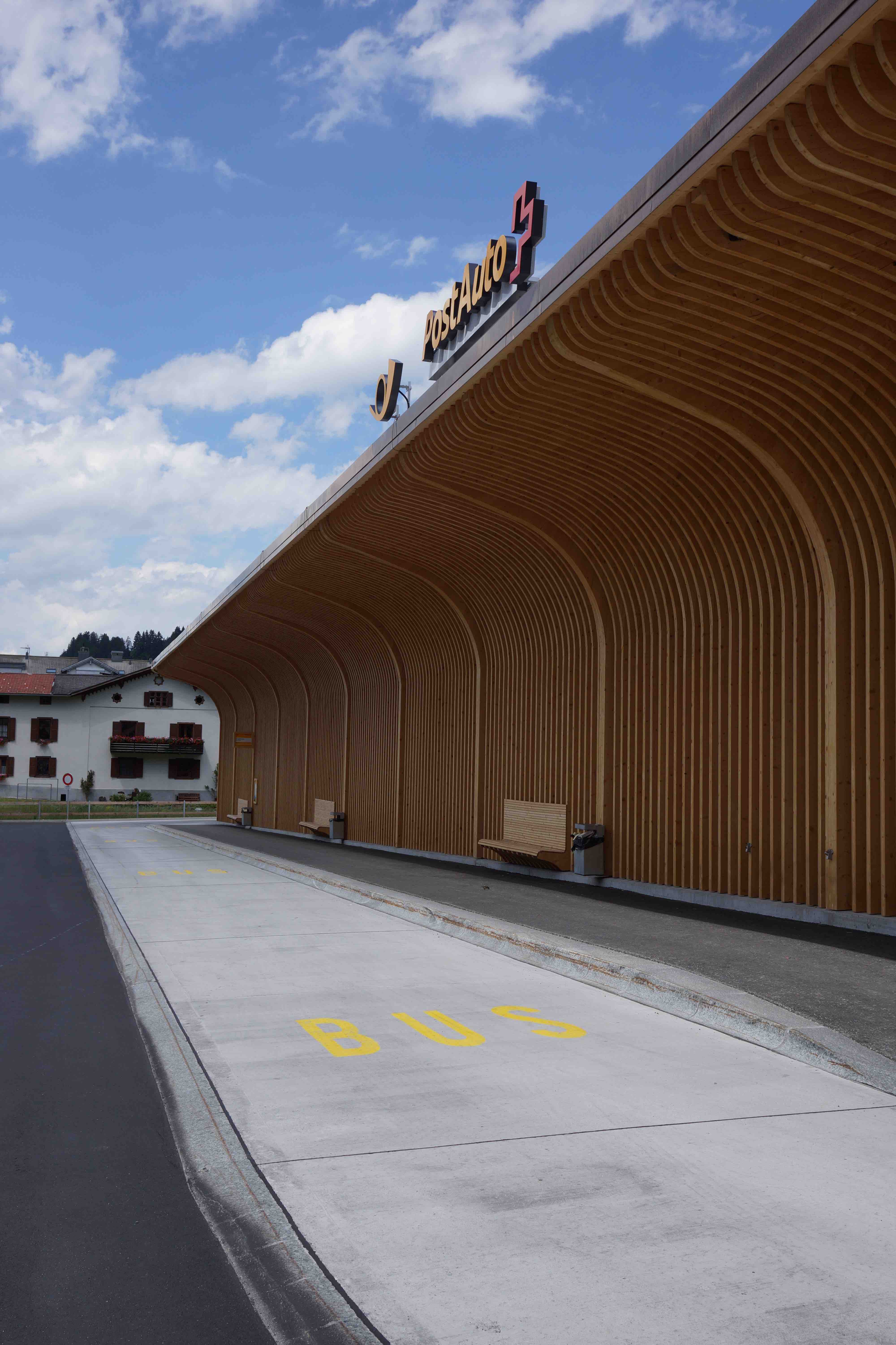 Haltestelle und Laden Migros, Churwalden GR. Architektur: Ritter Schumacker, Chur