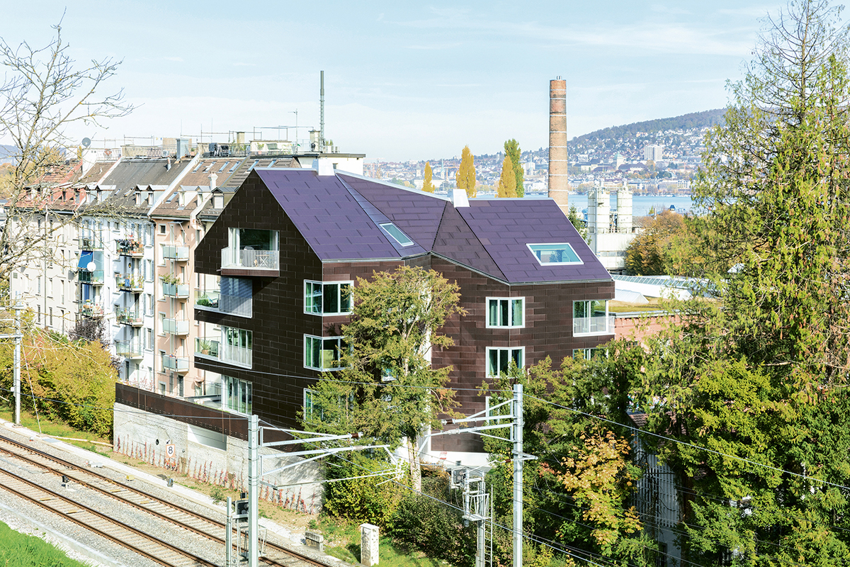 Die Lage des Hauses «Solaris» zwischen Bahndamm und Seestrasse, Zürich Wollishofen. Unsichtbar mit Photovoltaikzellen hinterlegte Elemente aus profiliertem Gussglas bilden eine All-over-Hülle, die Strom produziert.