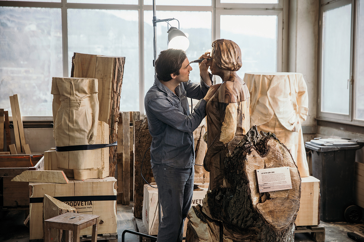 Die Skulptur von Lux Guyer, der ersten selbstständigen Schweizer Architektin, ist im Rahmen der vom Bundesamt für Umwelt unterstützten Kampagne Woodvetia «Aktion für mehr Schweizer Holz» erschienen. Sie ist Teil einer vom Künstler Inigo Gheyselinck nach der Vorlage berühmter Schweizer Persönlichkeiten erarbeiteten Skulpturenserie.