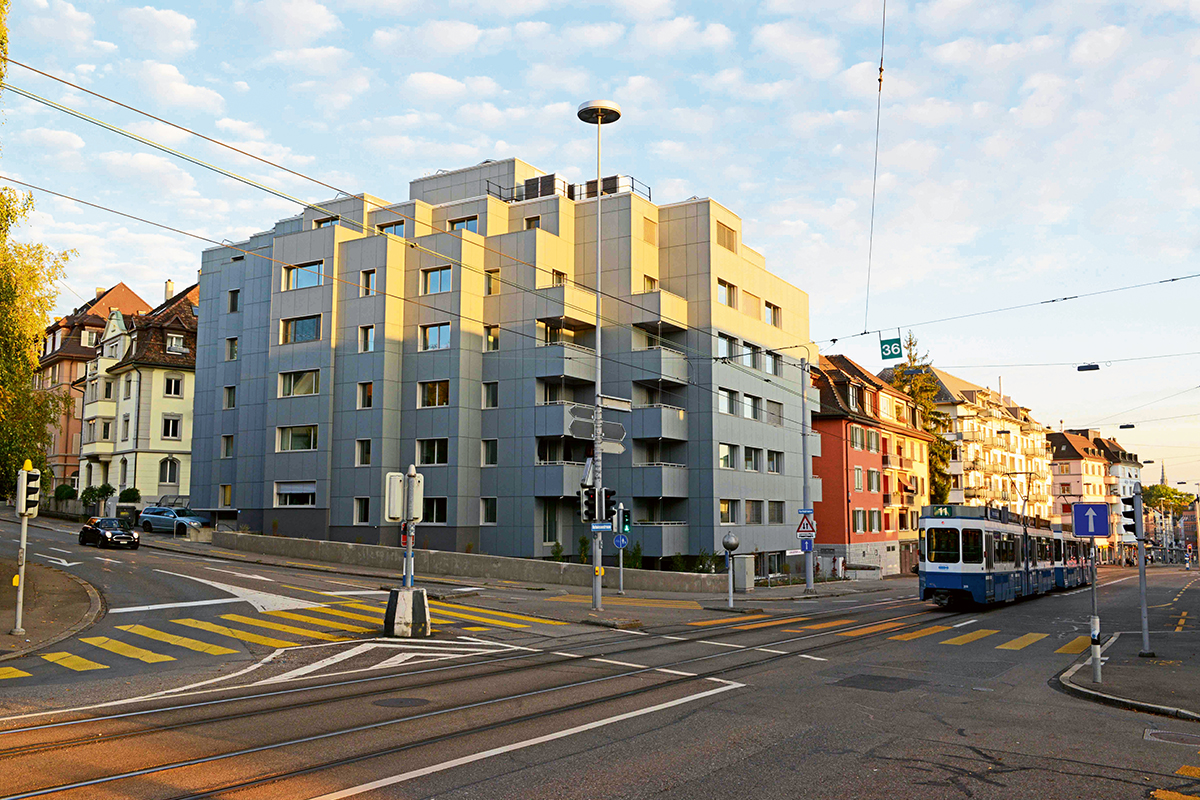 Das innerstädtische Mehrfamilienhaus mit aktiven Glasfassaden ist Plusenergiebau, Träger des Schweizer Solarpreises 2017 und ein öffentlich mitfinanzierter «Leuchtturm», der auch Forschungs- und Demonstrationszwecken dient (Architektur: Viridén + Partner).