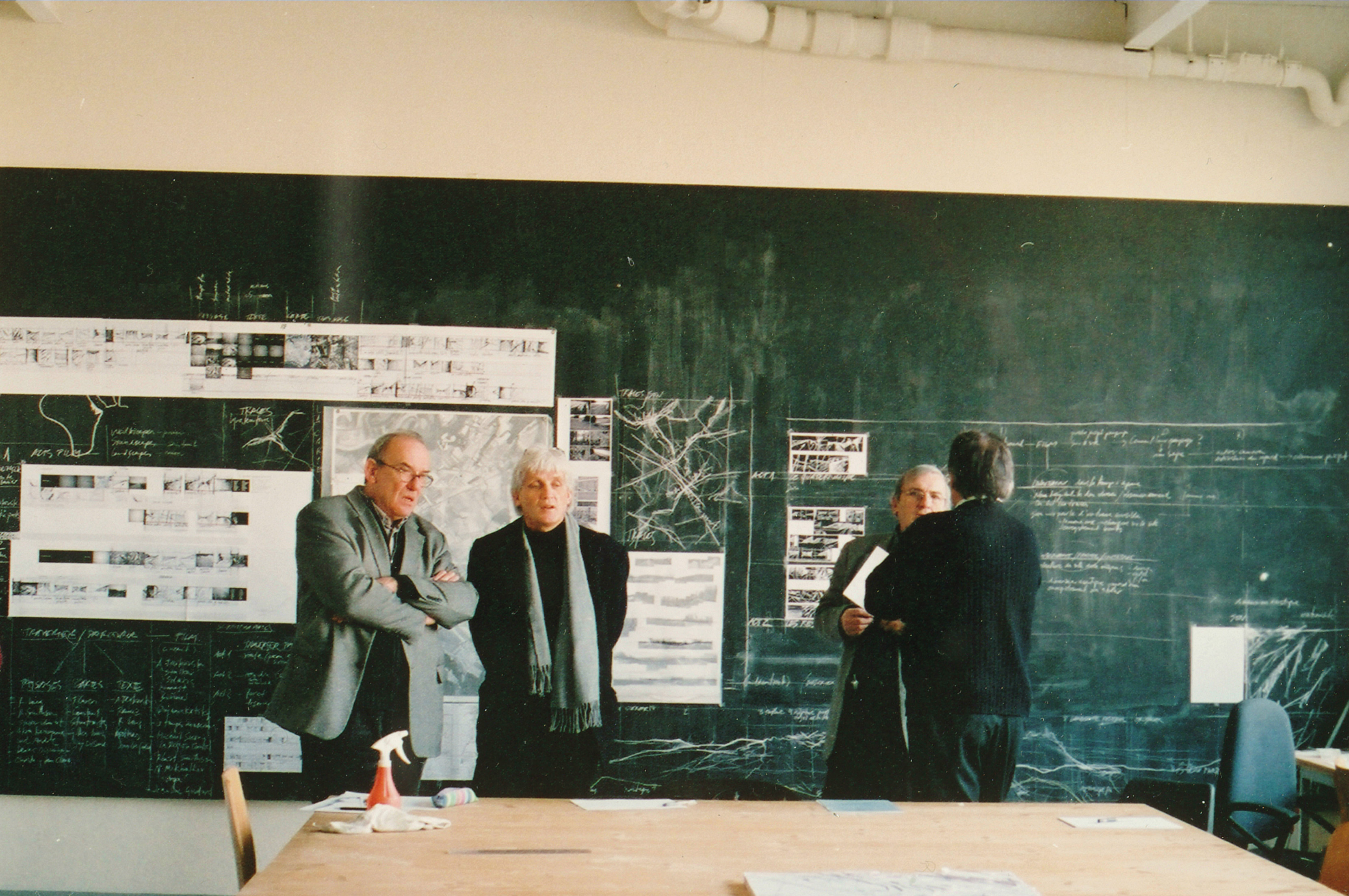 A. Léveillé, M. Barthassat, M. Corajoud et G. Descombes dans la salle du troisième cycle Architecture et Paysage, 2003