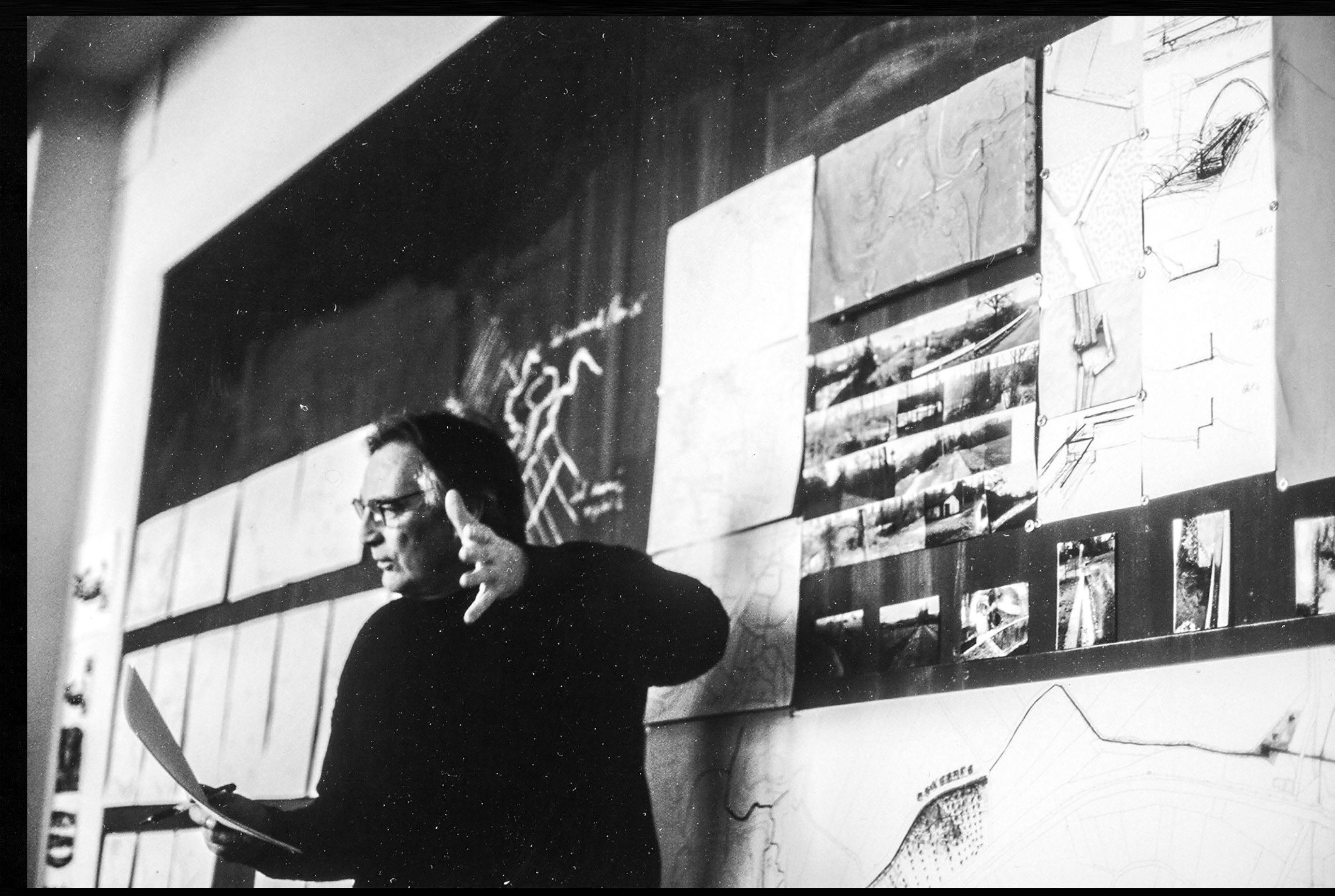G. Descombes devant un tableau noir dans la salle du troisième cycle Architecture et Paysage, 2003