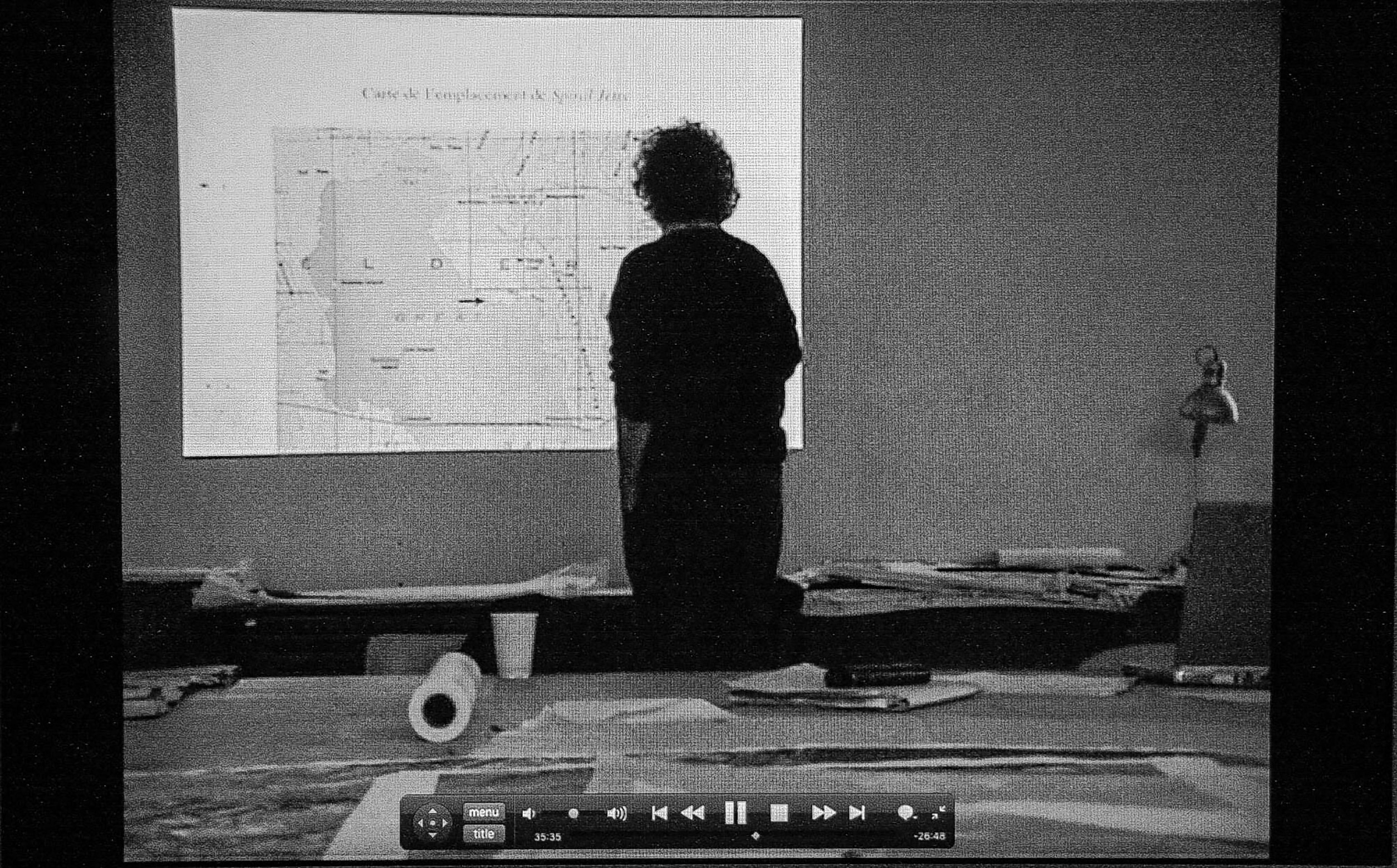 G. A. Tiberghien devant une carte situant la Spiral Jetty lors du séminaire « La Cartographie et l’imagination cartographique », 2006