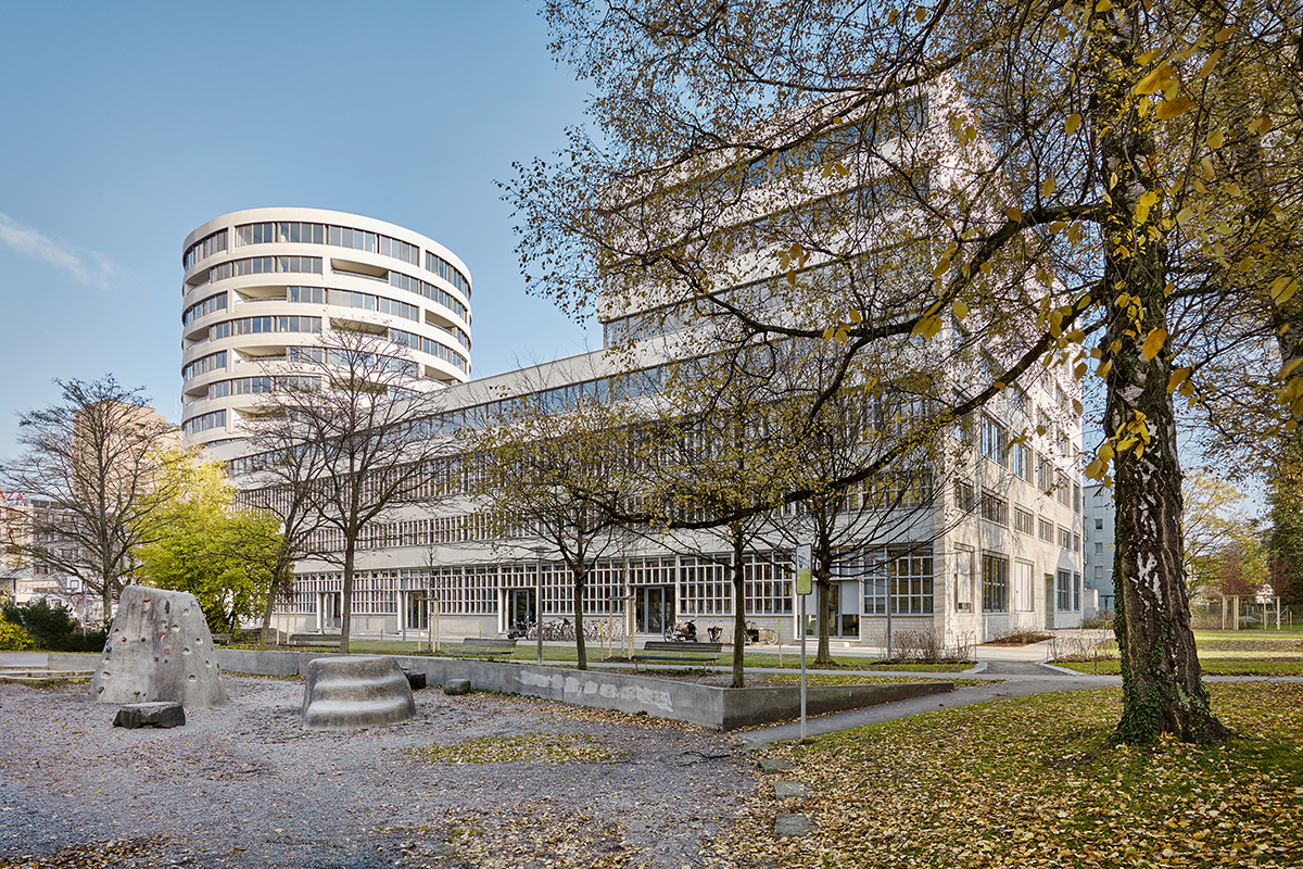 Blick vom Heiligfeld-Park: vorn das aufgestockte Werkstattgebäude, dahinter der neue Turm, der den Rampenbau überragt.