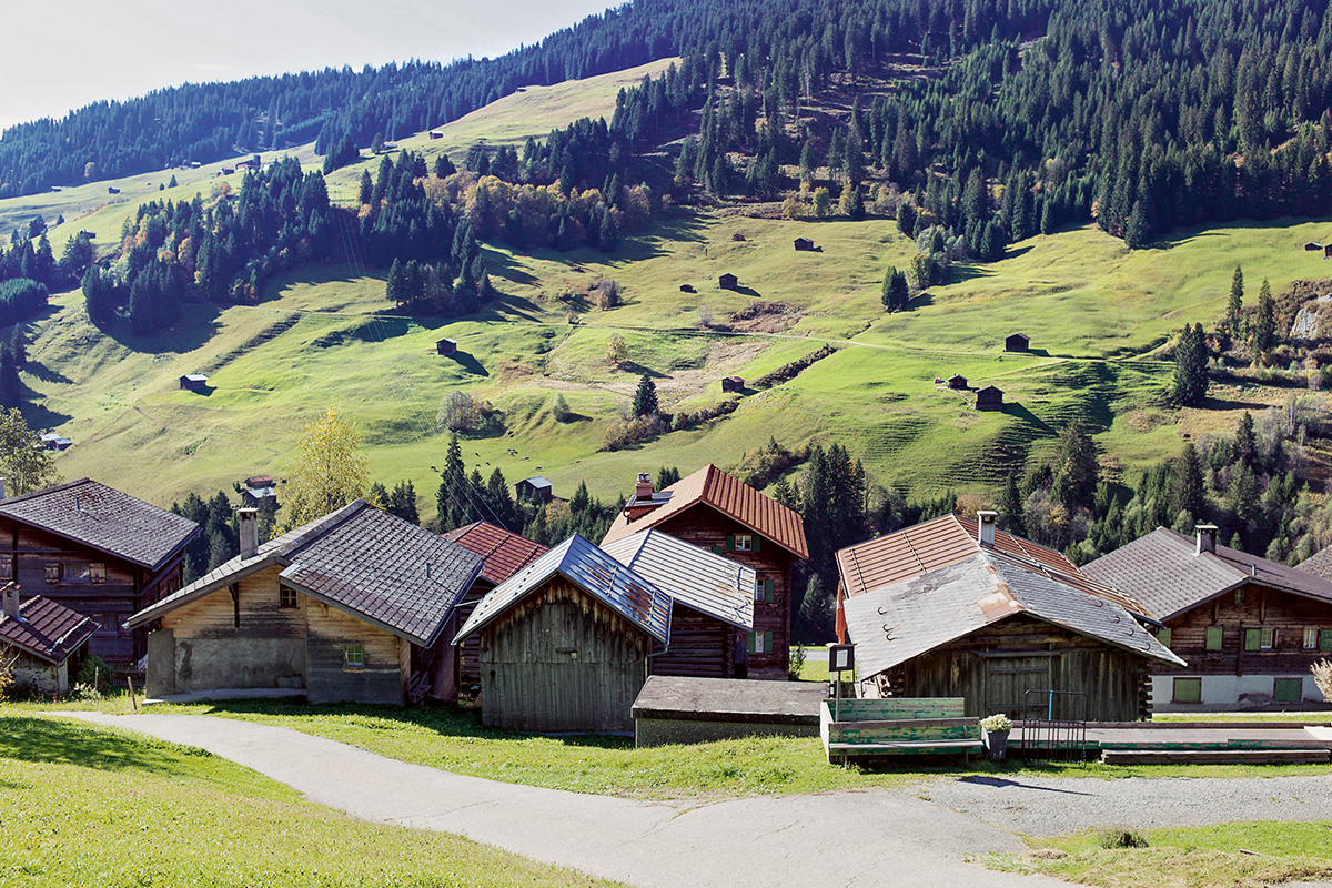 Eine hochalpine Abgeschiedenheit, von der viele Städter träumen − die Bewohner der Berggemeinden und Seitentäler zieht es dagegen in die Hauptorte der Täler.