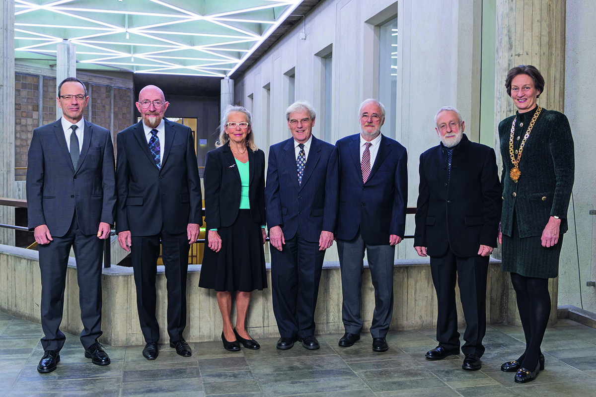 Prof. Dr. Lino Guzzella (Präsident der ETH Zürich, ganz links) und Prof. Dr. Sarah M. Springman (Rektorin der ETH Zürich, ganz rechts) mit der Ehrendoktorin und den Ehrendoktoren: Prof. Dr. Kip S. Thorne, Prof. Dr. Françoise Brochard-Wyart, Dr. Richard Henderson, Fabio Reinhart und Prof. Bruno Reichlin.