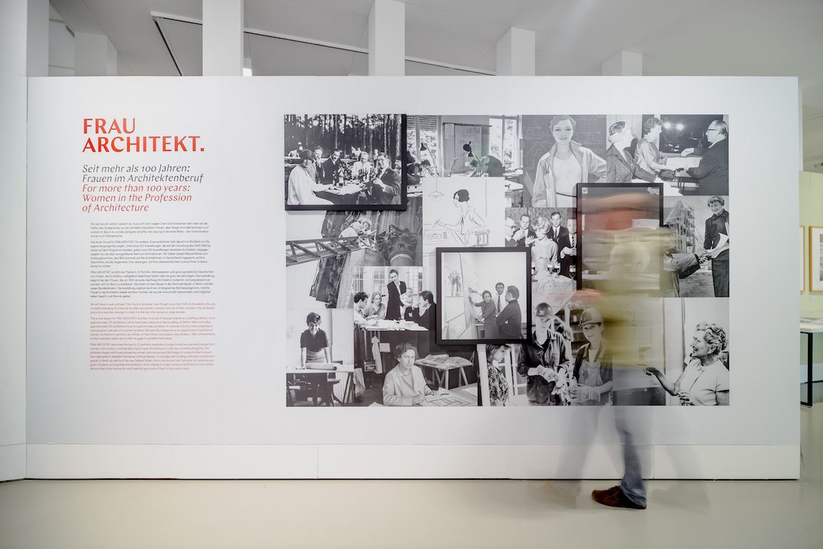 Einstieg zur Ausstellung «Frau Architekt» im Deutschen Architekturmuseum in Frankfurt am Main. Porträtiert werden Architektinnen, die einen massgeblichen Beitrag zur Architektur im 20. und 21. Jahrhundert geleistet haben – von Emilie Winkelmann bis zu Zaha Hadid.