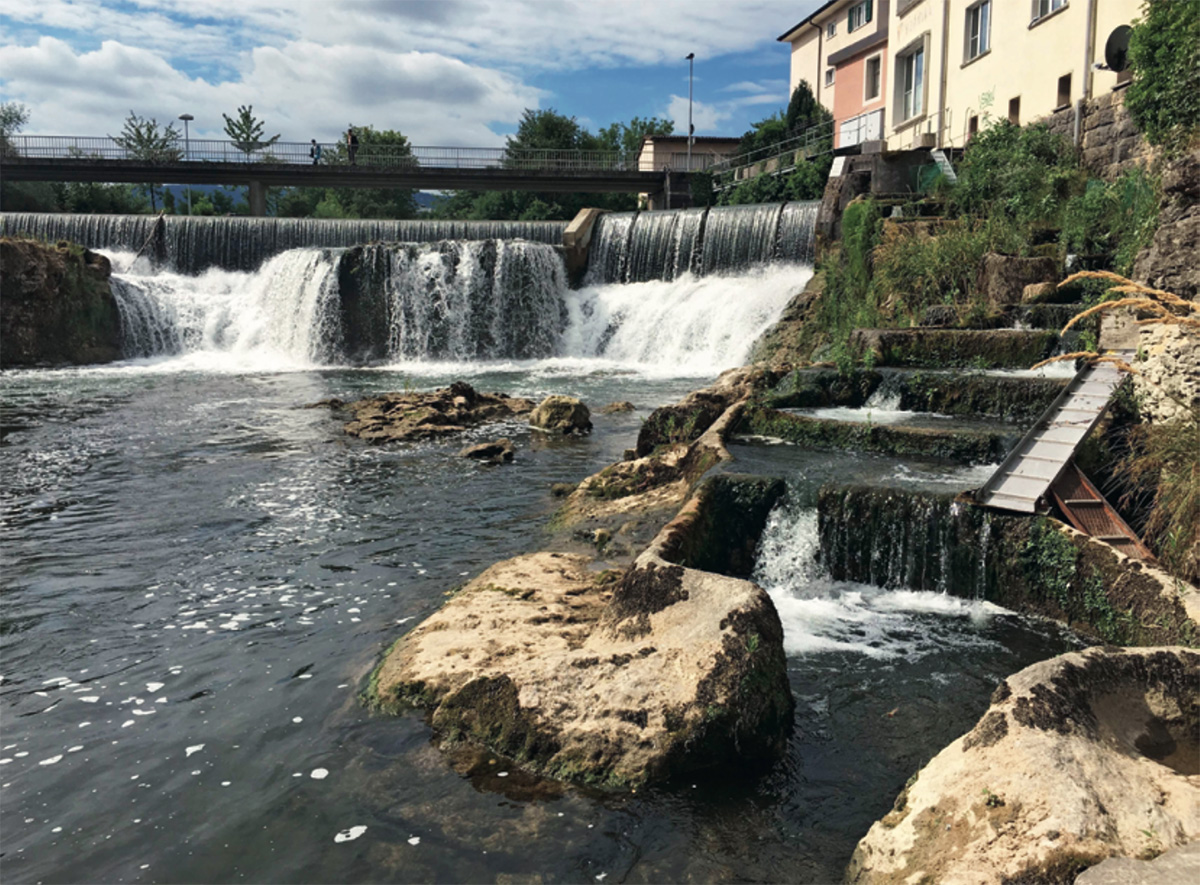 Gefällestufe am Kraftwerk Wasserfall in Laufen mit bestehendem Fischpass (rechts)