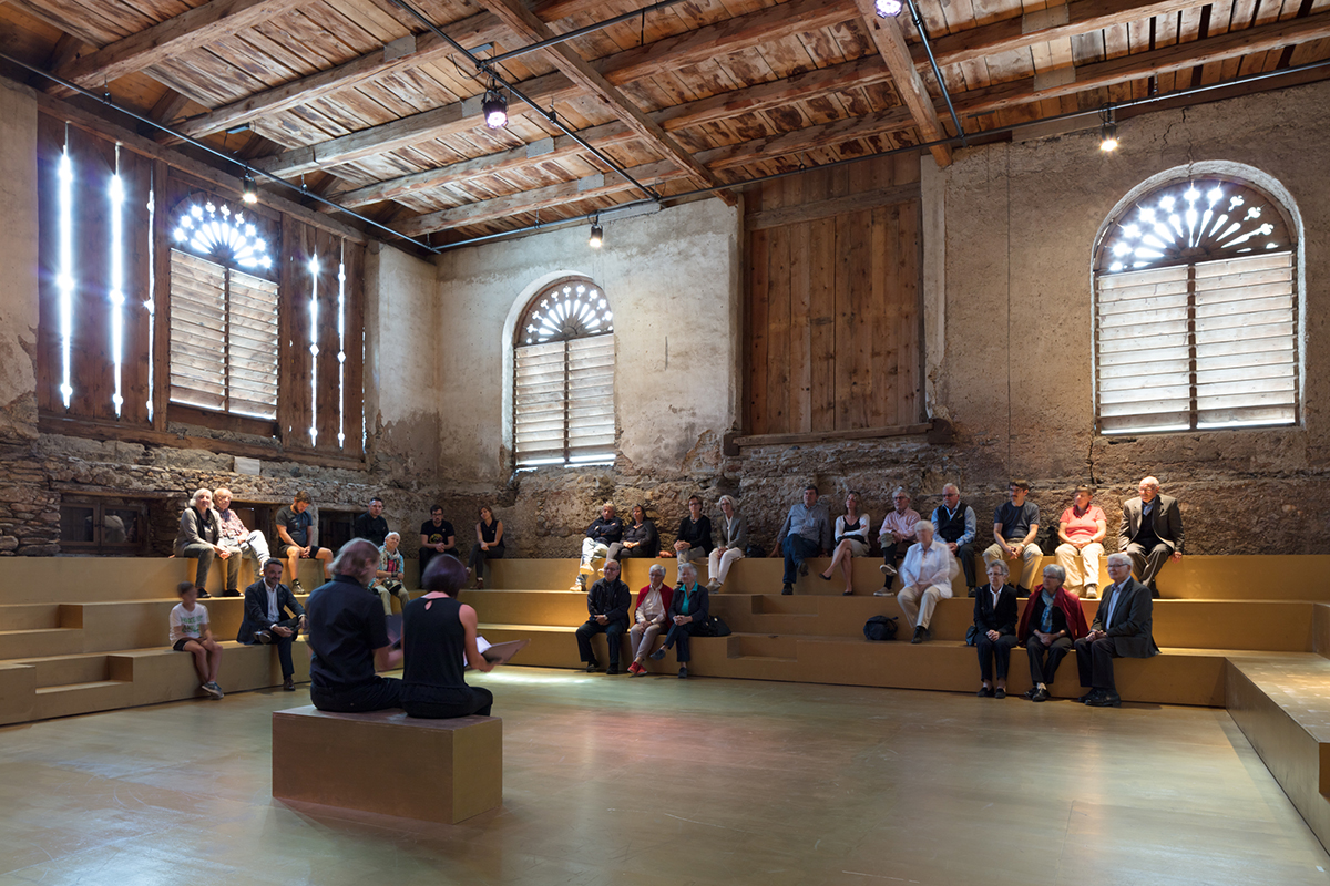 Das Wintertheater in der Scheune des Monsieur Carisch, eines im 19. Jahrhundert zu Wohlstand gelangten Gastronomen. Gemeinsam mit dessen Villa bildet sie den Kern des Theaterbetriebs (Architektur Gasser, Derungs Innenarchitekturen, Chur/Zürich, in Zusammenarbeit mit Giovanni Netzer und Anina Weber).