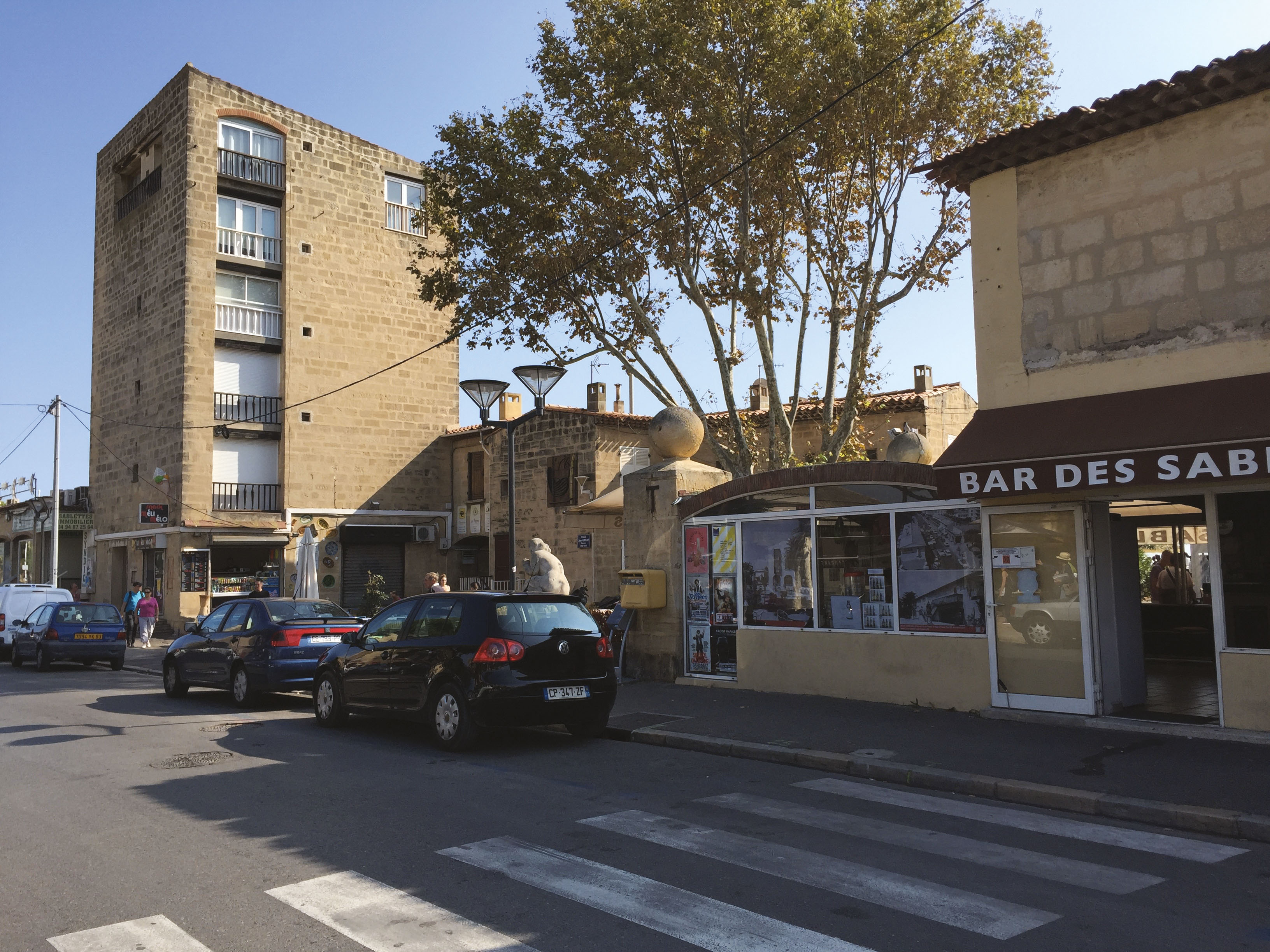 La place Jean Lurçat aujourd’hui: la «tour» et l’extension du bar des Sablettes sous l’auvent d’origine.