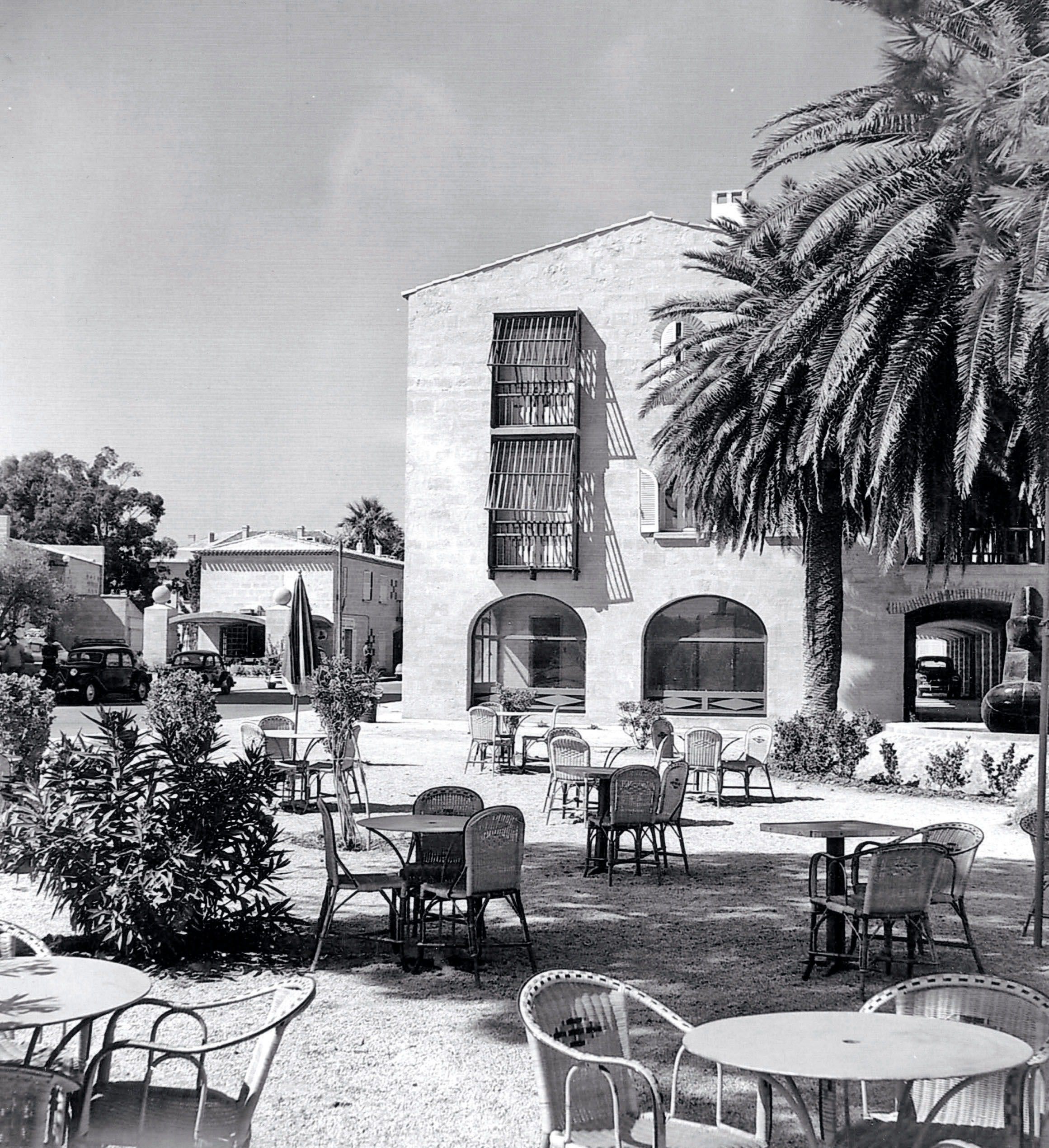 La place de la Maison carrée dans les années 1960. Elle est aujourd’hui encombrée de murets, de pergolas et même d’une petite construction.