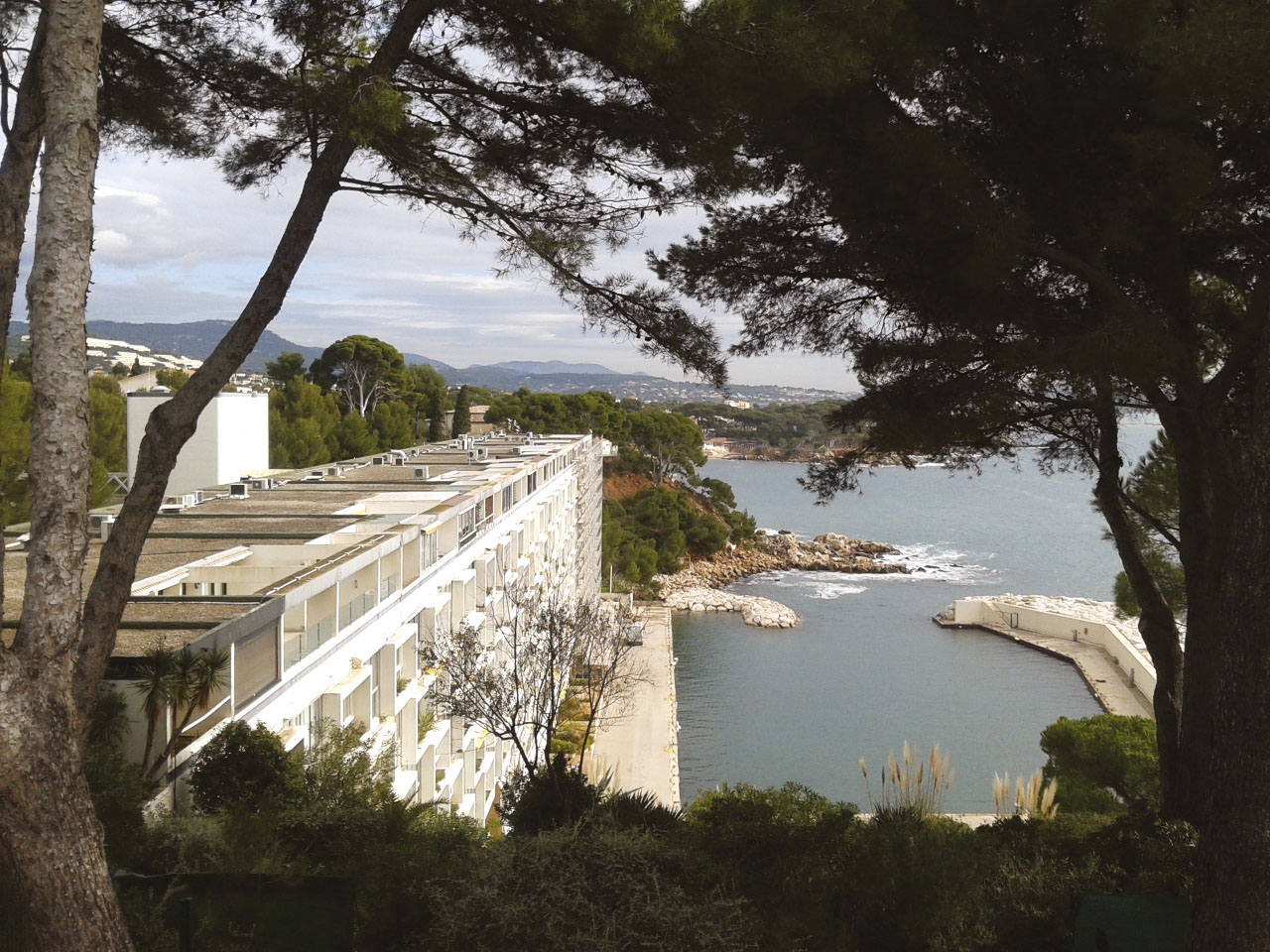 La même, vue du dessus depuis la piscine de la résidence