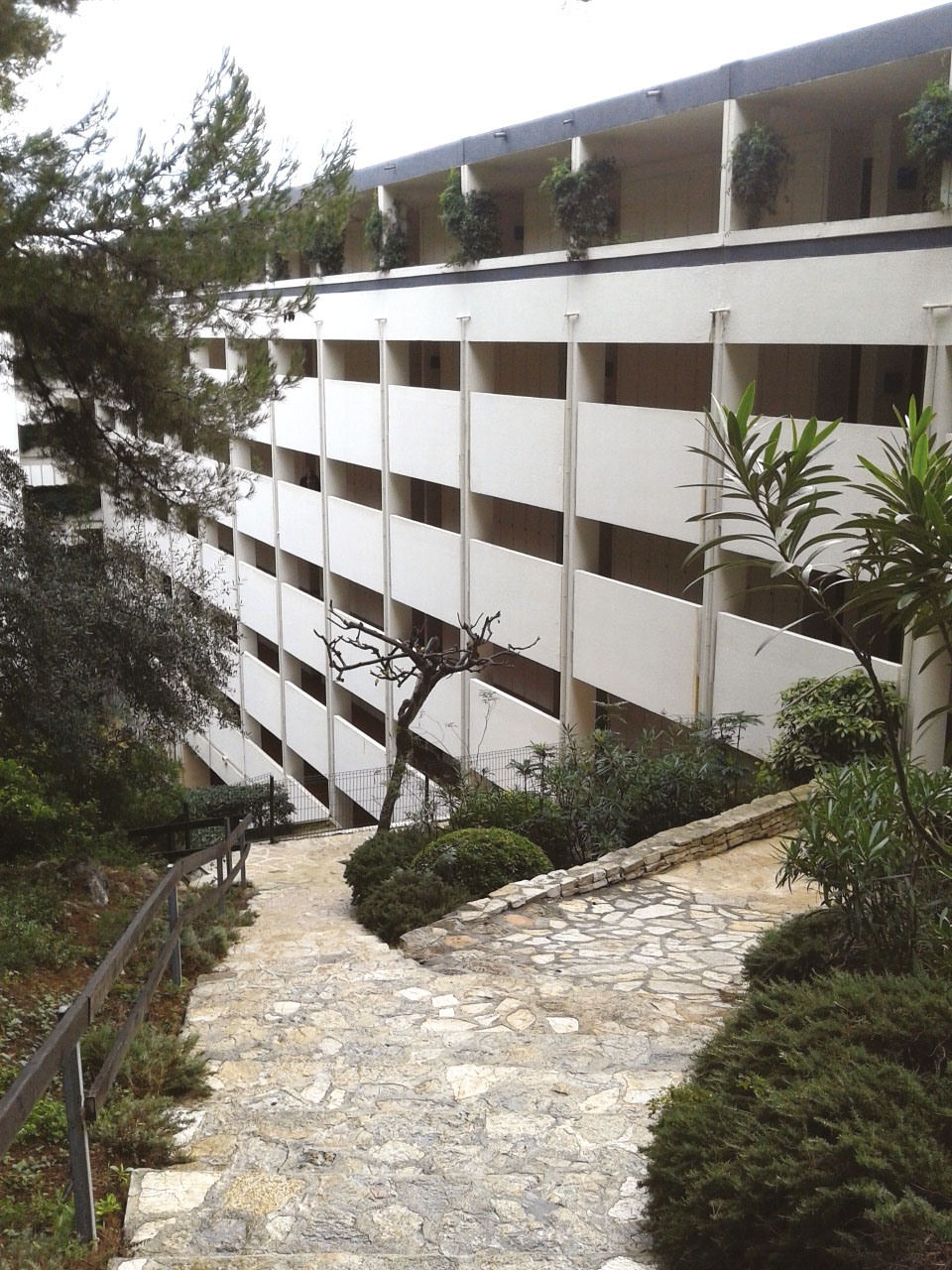 Les coursives de la façade nord, dont chaque niveau est desservi par un escalier planté.