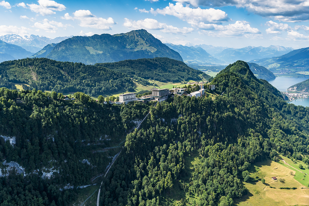Der Hotelberg über der Nordflanke des Bürgenstocks, das Obwaldner und Berner Alpenpanorama im Hintergrund.