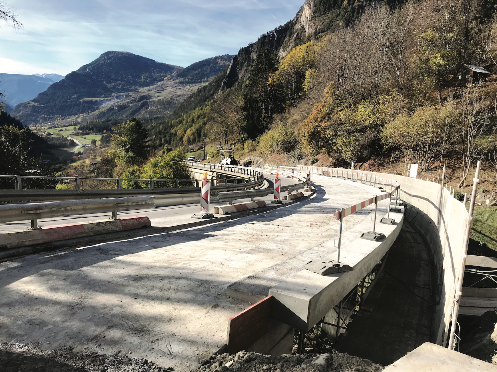 Chaussée amont en travaux. Le tablier et les bordures sont recouverts d’une couche de BFUP qui est également tirée sur la dalle de transition.