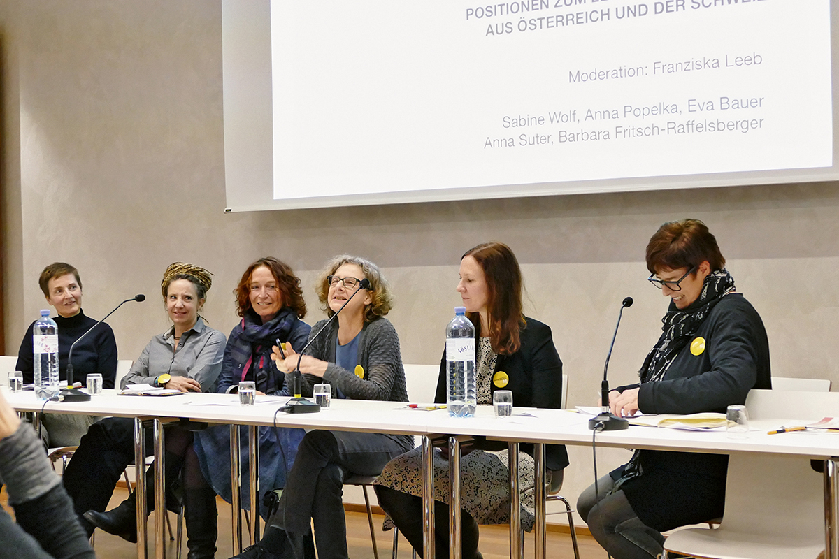 Als Auftakt für den Schweiz-Österreichischen Austausch zum kostengünstigen Wohnen diskutierten Architektin Anna Popelka, Stadtplanerin Sabine Wolf, Architektin Anna Suter, Soziologin Eva Bauer und Bauträgerin Barbara Fritsch-Raffelsberger moderiert von Franziska Leeb (v. l. n. r.).