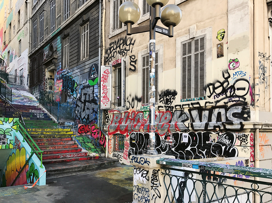 Graffiti in seiner wildesten Form: ein wirres Durch- und Übereinander an der Haupttreppe zum Cours Julien.