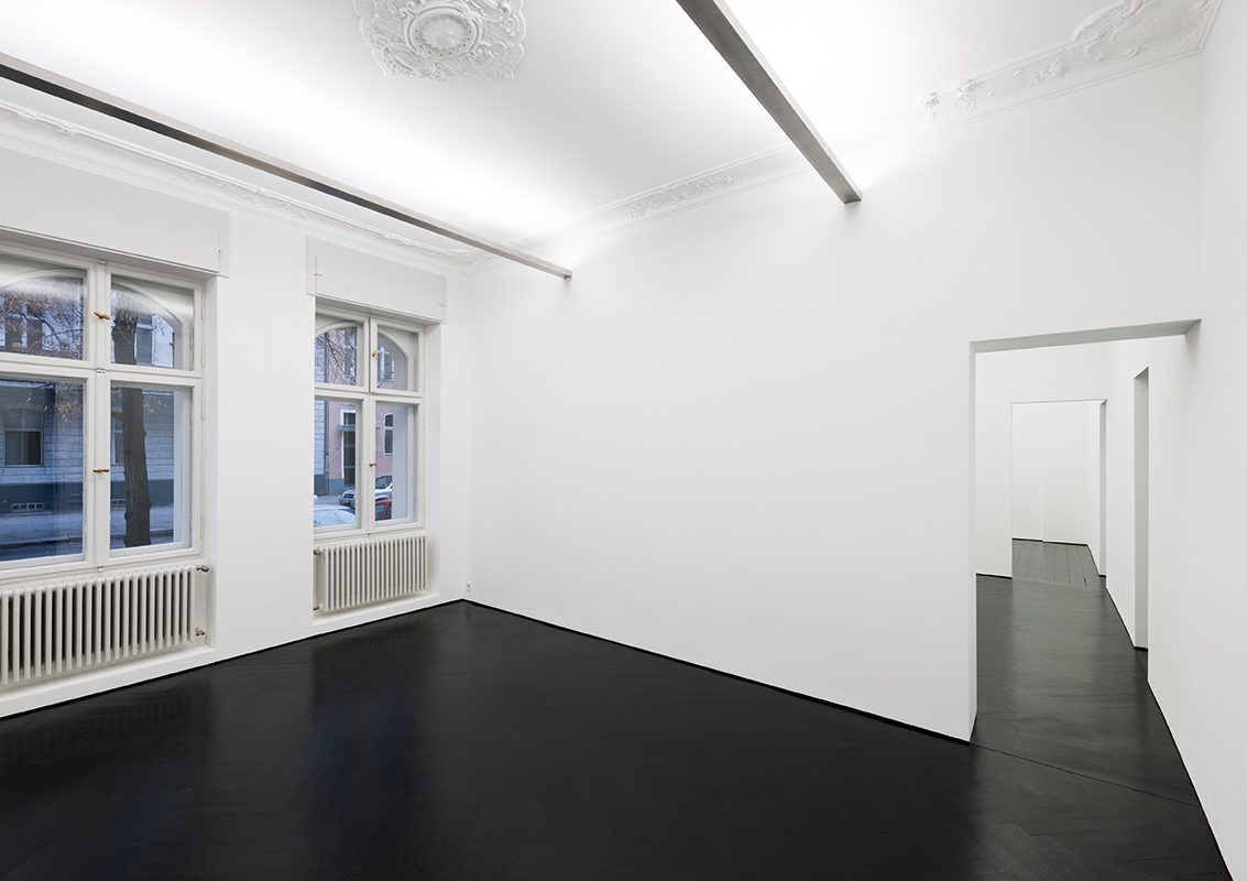 Endlich mal keine Strahlerleisten in einer Galerie. Die strengen Leuchten sind im Einklang mit der Architektur gesetzt und rhythmisieren den gesamten Raum
