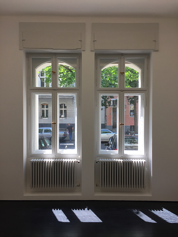 Mit wenigen Mitteln werden die Fensternischen baulich hervorgehoben und erhalten einen objekthaften Charakter.