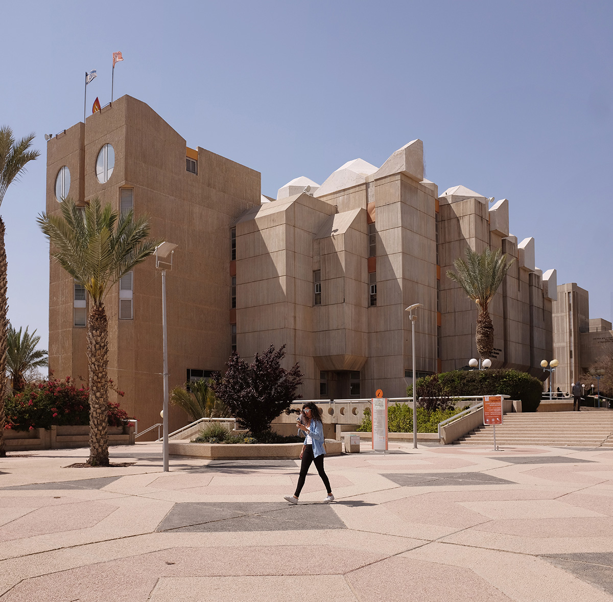 Die Planstadt Be’er Scheva entstand nach der Staatsgründung Israels im Jahr 1948 am Rande der Negev-Wüste als städtebauliches Experimentierfeld. Besonders bemerkenswert ist der Campus der Ben-Gurion-Universität, der brutalistische Bauten unterschiedlicher Haltungen vereinigt.