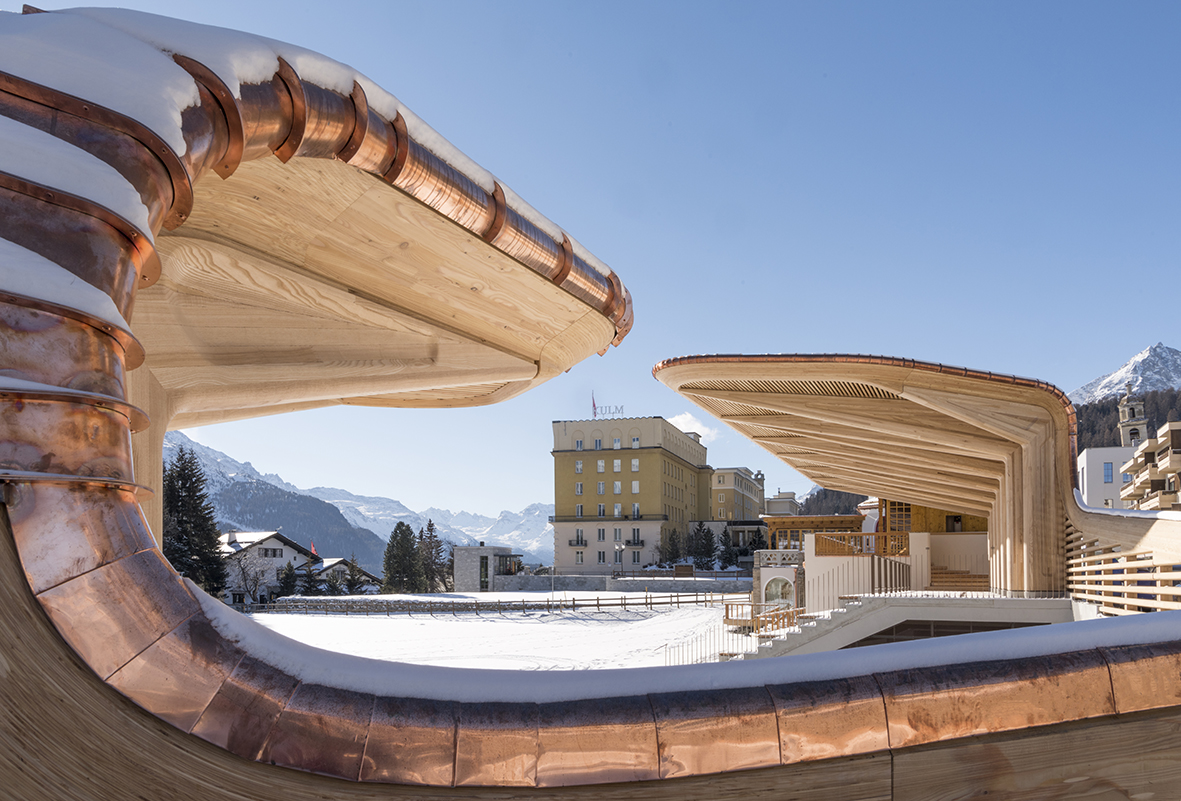 Ergänzung Eispavillon St. Moritz: Der Blick von der Nebentribüne in Richtung Hotel Kulm zeigt, wie das geschwungene Randdach die beiden Tribünendächer miteinander verbindet.