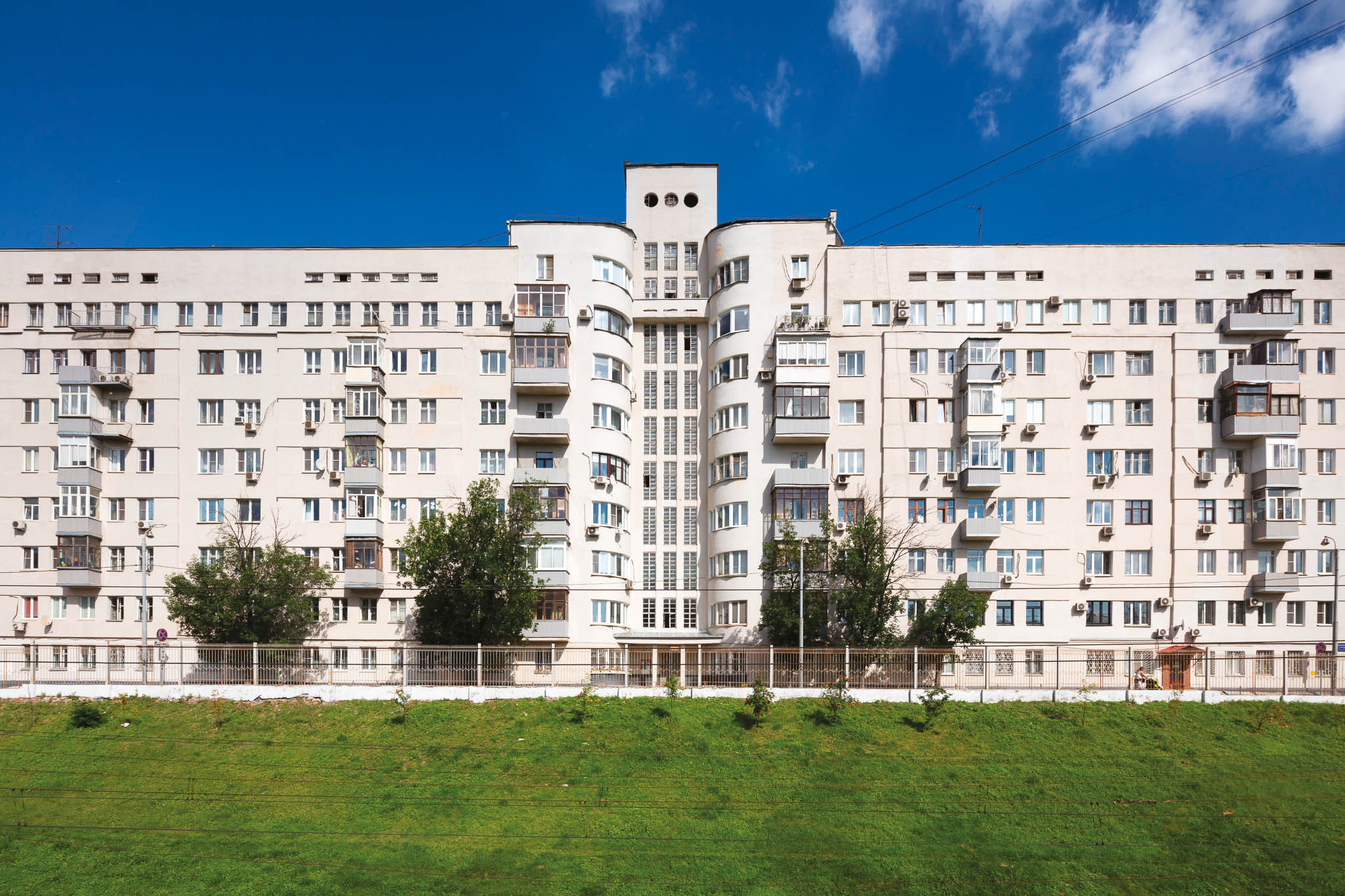 Avec sa longue façade principale, l’immeuble semble avoir été dessiné pour être vu depuis la fenêtre du train qui passe devant tous les jours. Conformément aux aspirations modernistes de l’entre-deux-guerres, un solarium est à disposition des habitants en toiture.