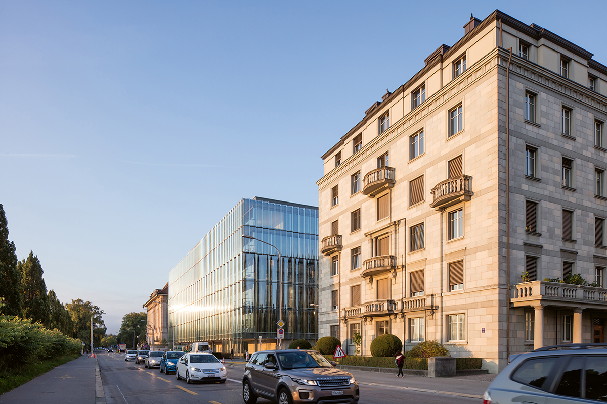 Dreimal Swiss Re am Zürichsee: Zwischen Altbau (links) und Mythenschloss (rechts) platziert sich der Ersatzneubau Swiss Re Next von Diener &amp; Diener. Er tritt an die Stelle des Gebäudes von Werner Stücheli von 1969. Die Fassade besteht aus 924 wellenförmig gebogenen Glaselementen mit einem Gesamtgewicht von 377 t.