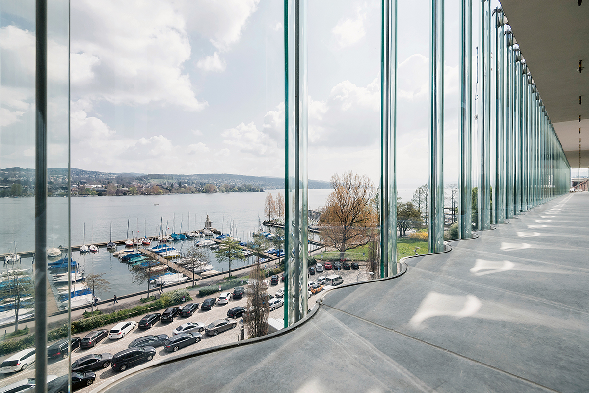 Die Loggia an der Ostfassade zum See hin.