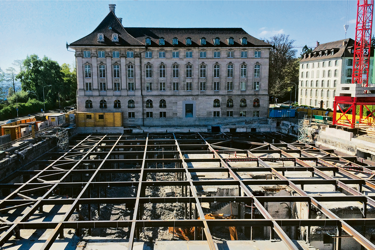 Spriessplattform: Um auch die Untergeschosse rückbauen zu können, musste die bestehende Schlitzwand – der ehemalige Baugrubenabschluss des Vorgängerbaus – gehalten werden. Eine tischartige Stahlkonstruktion steifte die Baugrube während des gesamten Rück- und Wiederaufbaus satt aus.