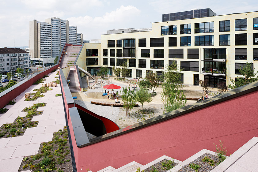 Müller Sigrist Architekten, complesso Kalkbreite, Zurigo 2014. Corte al piano rialzato. Cfr. Archi 5/2015.