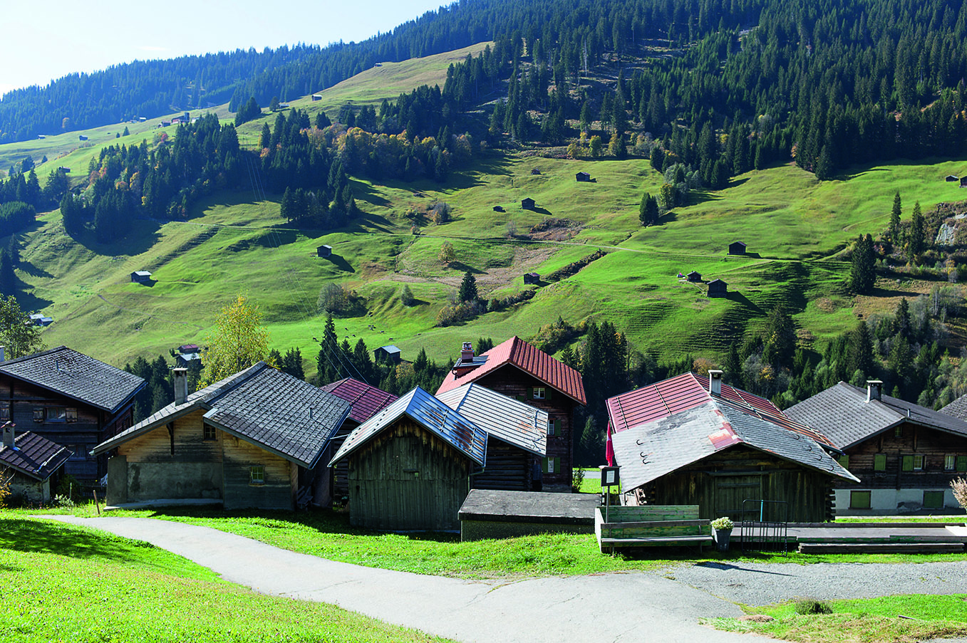 Il paesaggio antropizzato alpino costituisce parte integrante dell’identità svizzera. Nell’immagine il villaggio di Pigniu/Panix, regione Surselva.