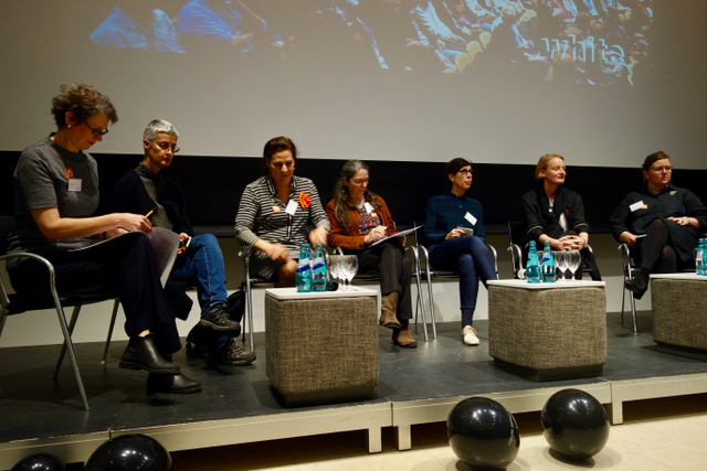 Podiumsdiskussion mit den Planerinnen Sarah Rivière (D), Eva Alvarez (E), Olivia Schimek-Hickisch (A), Béatrice Auxent (F), Veronika Selig (CH), Alexandra Hagen (SE) und Anna Dorthe Vestergaard (DK) (von links nach rechts).