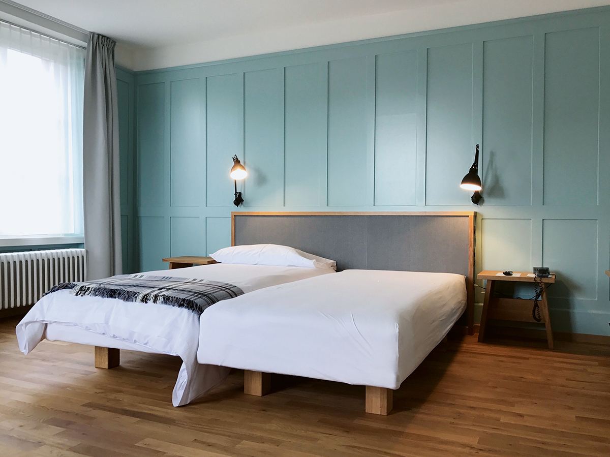 Die Eichenholzmöbel im «Wedding Room» harmonieren mit dem Holztäfer.