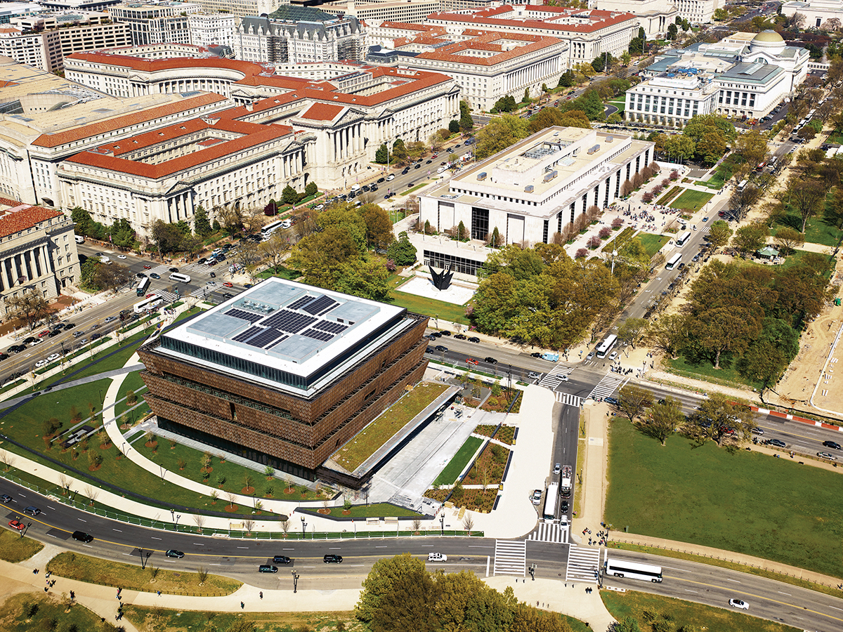 Das NMAAHC hebt sich deutlich von den restlichen Gebäuden der Umgebung mit ihren steinernen Fassaden ab.