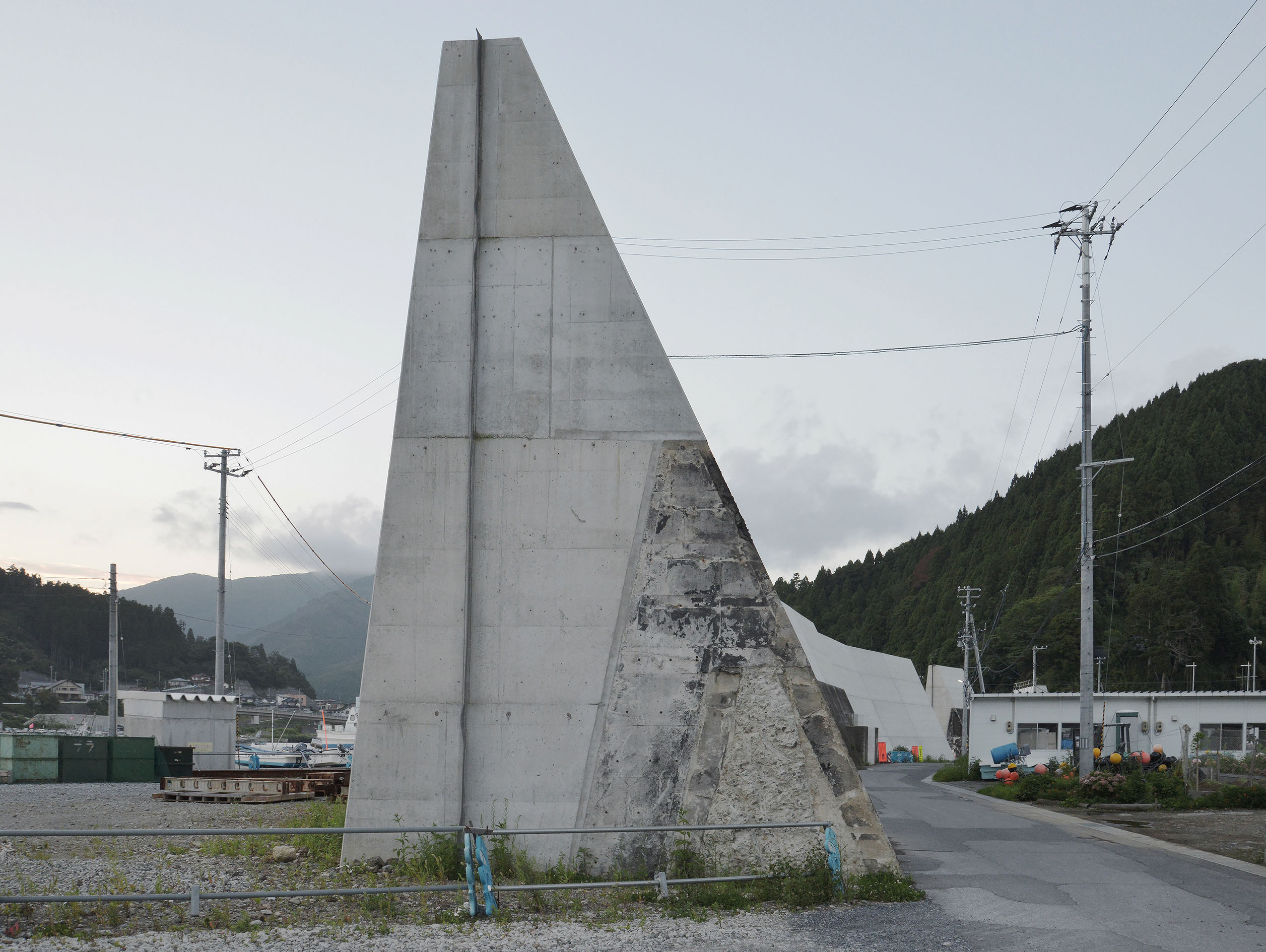 Les traces sur l’ouvrage en construction témoignent de l’évolution des digues sur pratiquement un siècle : 1933-1960-2011.