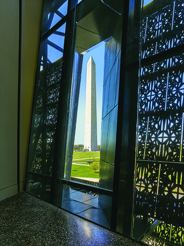 Aus dem Gebäudeinnern bietet sich eine spektakuläre Aussicht auf das Washington Monument.