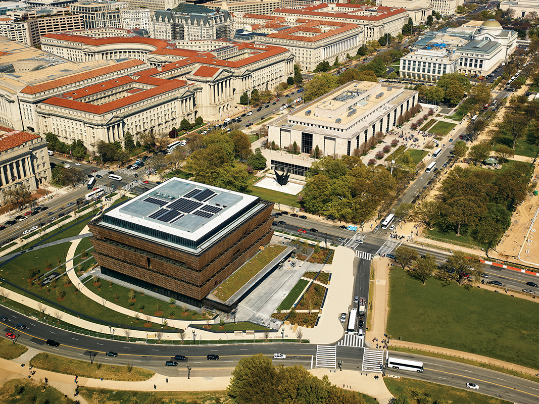 Das NMAAHC hebt sich deutlich von den restlichen Gebäuden der Umgebung mit ihren steinernen Fassaden ab.