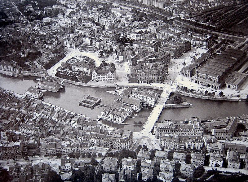 Limmatraum Zürich um 1910, Blick auf die Papierwerdinsel von Ost nach West: Oberer und unterer Mühlesteg und Frauenbadeandstalt mitten im Fluss. Rechts Hauptbahnhof, unten Central-Platz.
