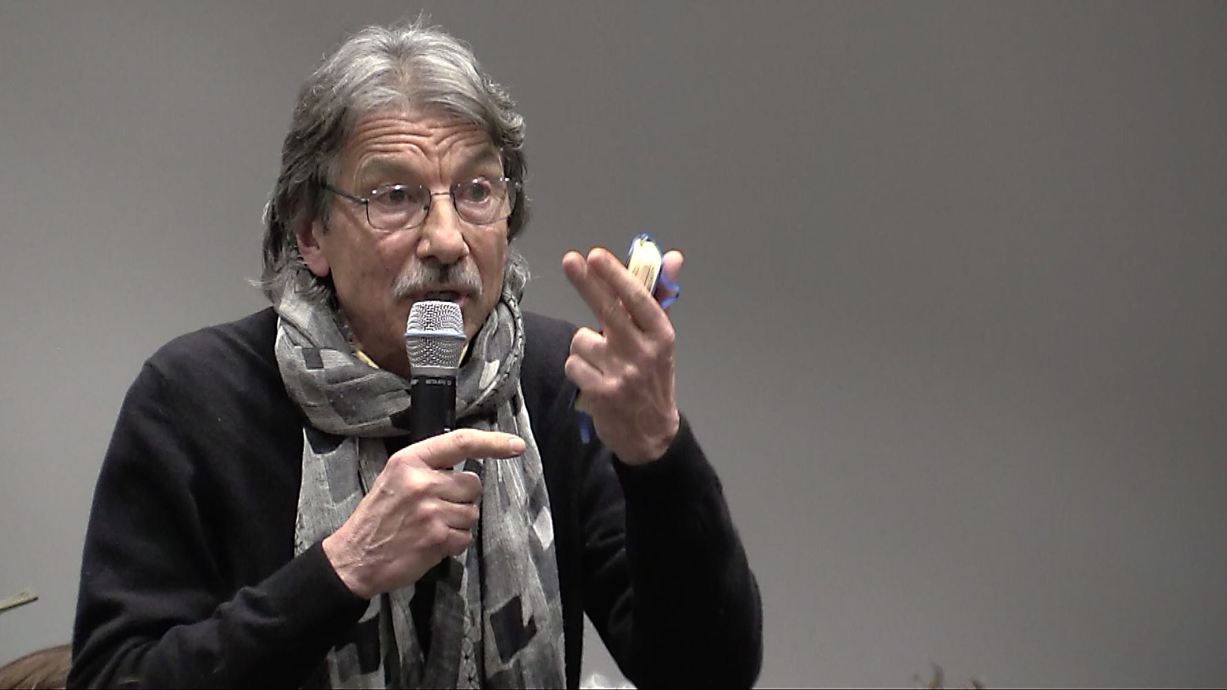 Tavola rotonda. Cooperative abitative: principi, caratteristiche e funzionamento (Bellinzona). Vivace intervento del pubblico.