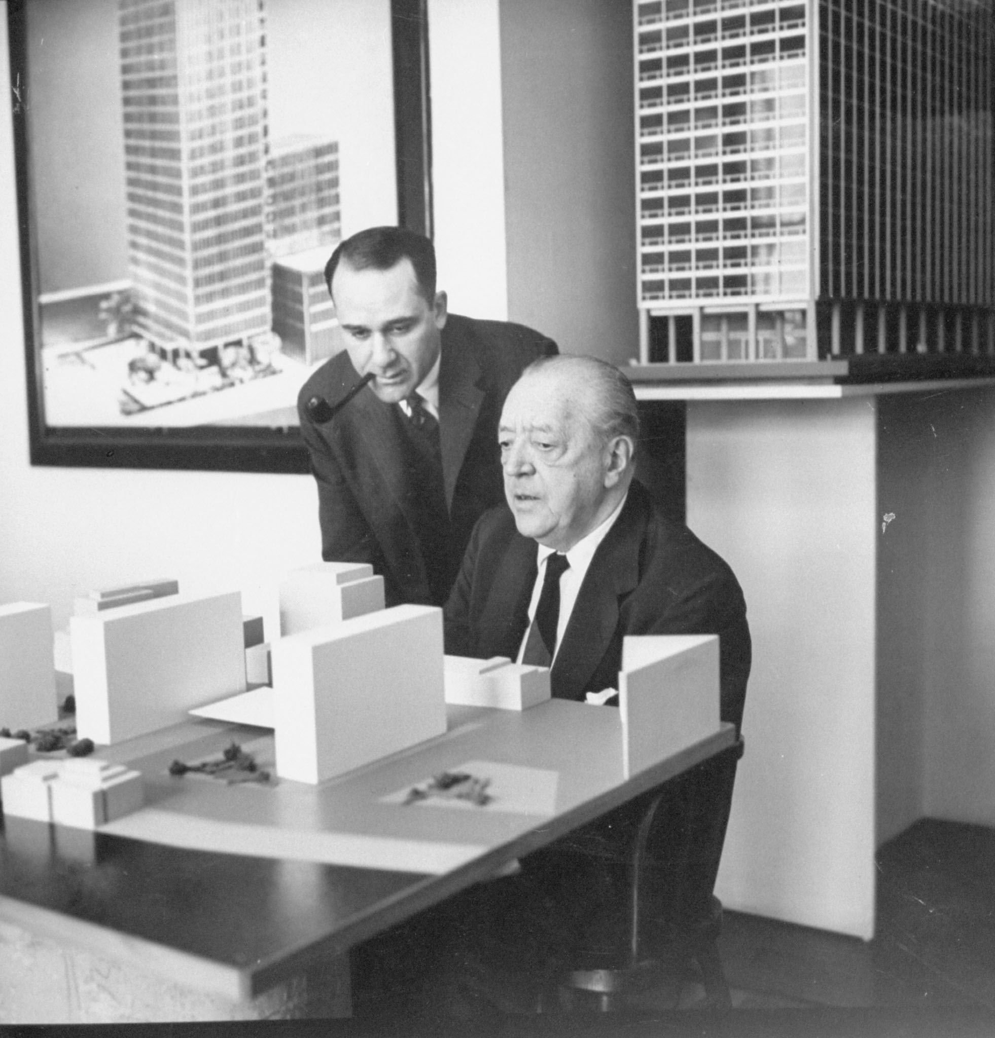 Herbert Greenwald (à gauche) et Ludwig Mies van der Rohe (à droite), 1956.