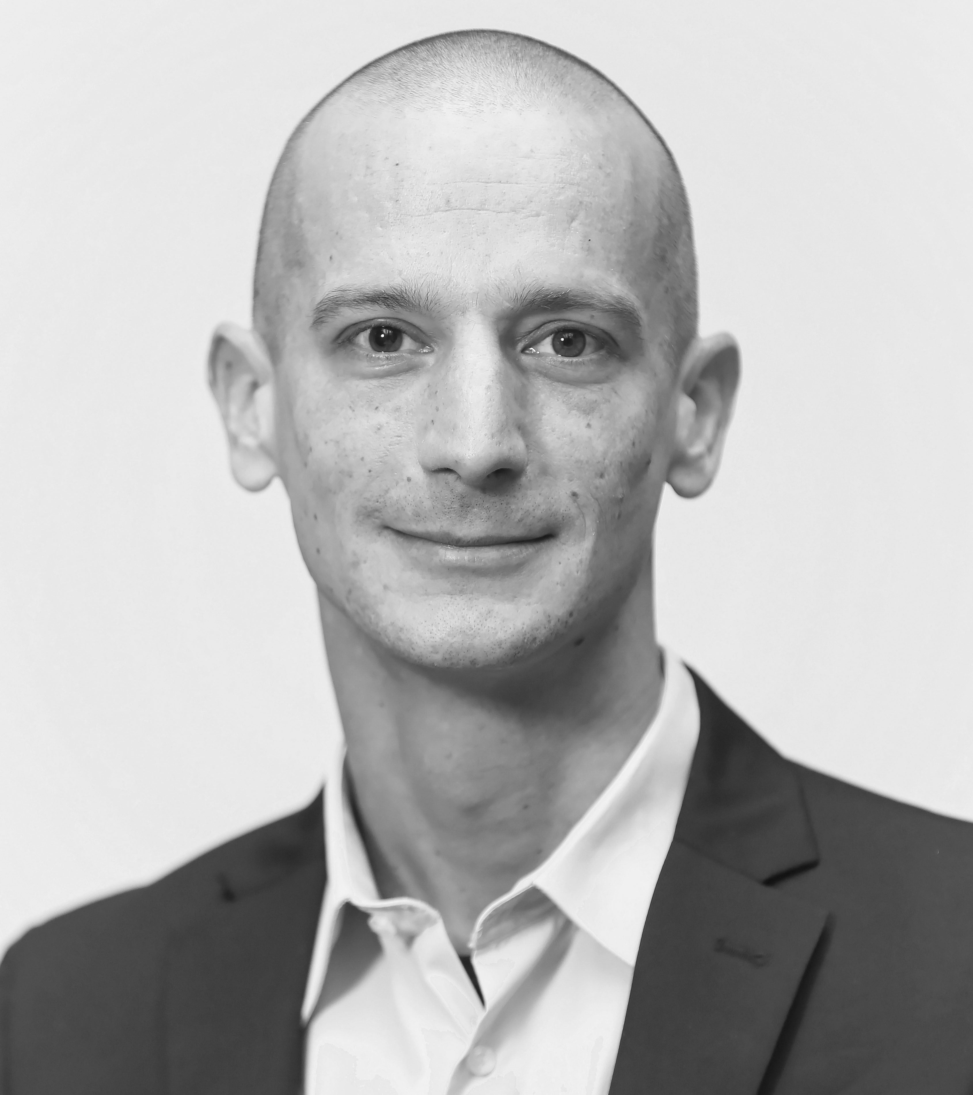 Martin Beyeler, né en 1977, prof. dr. iur. à l’Institut pour le droit suisse et international de la construction / Smart Living Lab, Université de Fribourg ; auteur de nombreuses publications traitant du droit des marchés publics ; président de l’Association suisse des marchés publics ASMP.